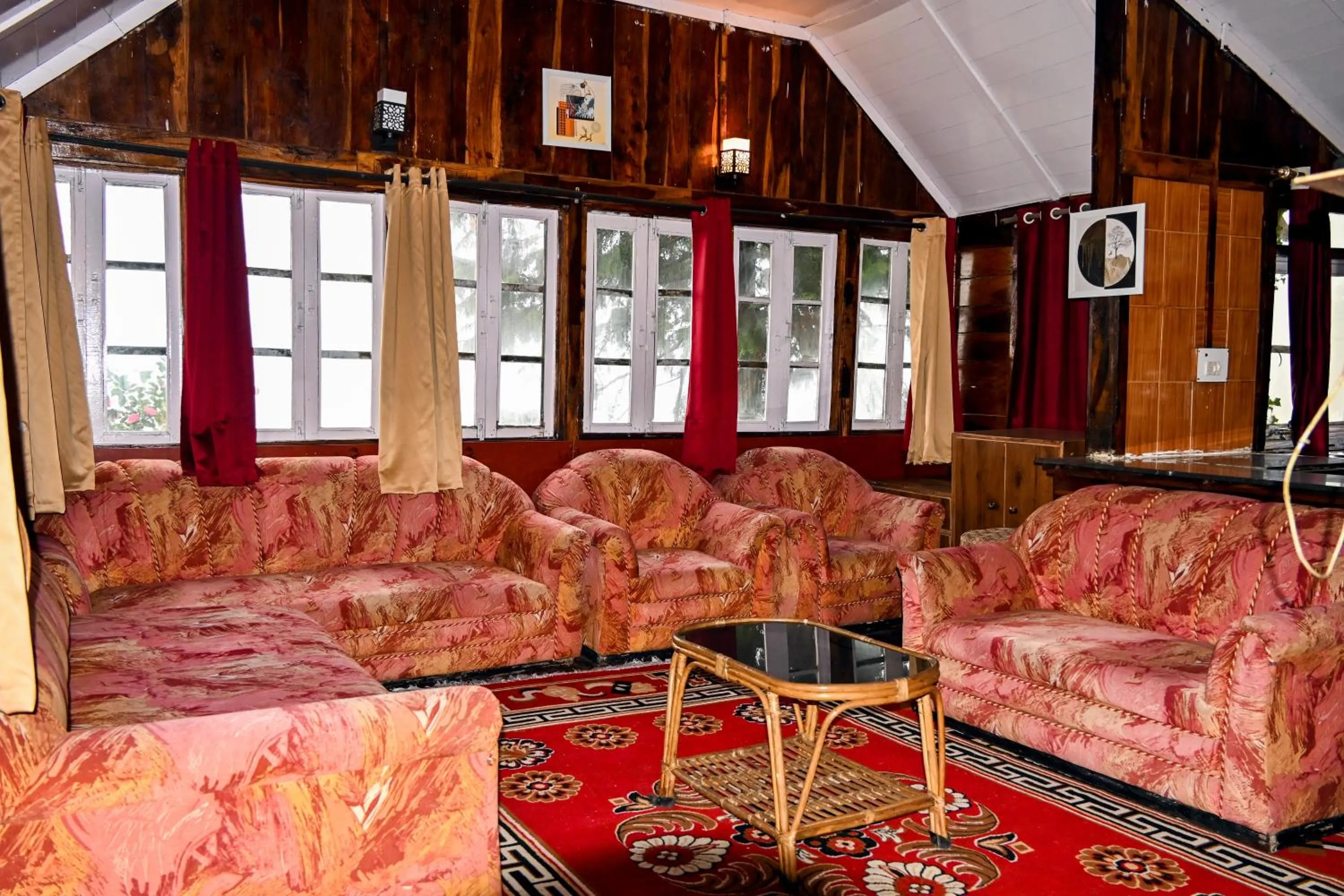 Communal lounge/ TV room in Kumaon Roop Resort Near Neem Karoli Temple