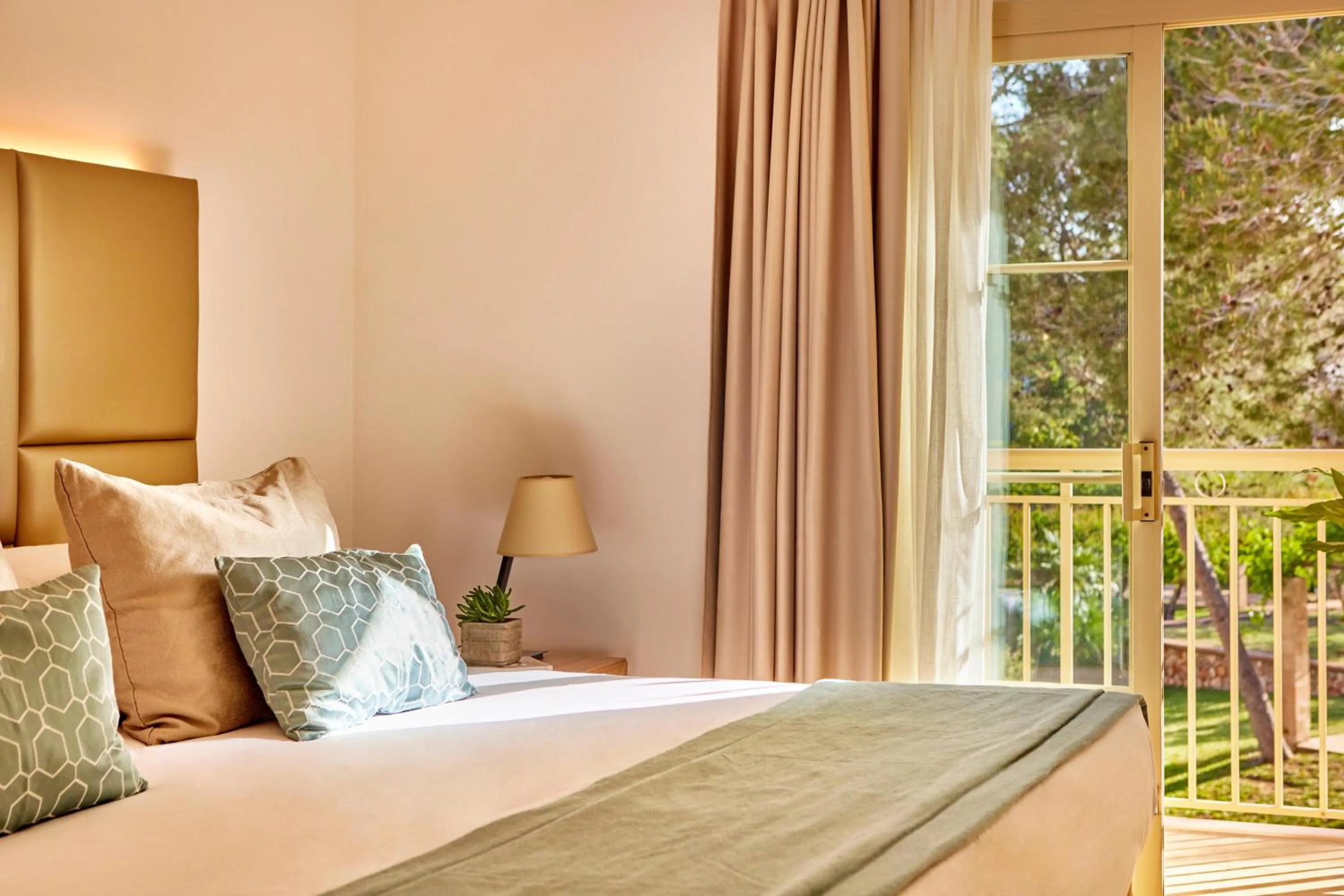 Photo of the whole room, Bed in Zafiro Mallorca & Spa