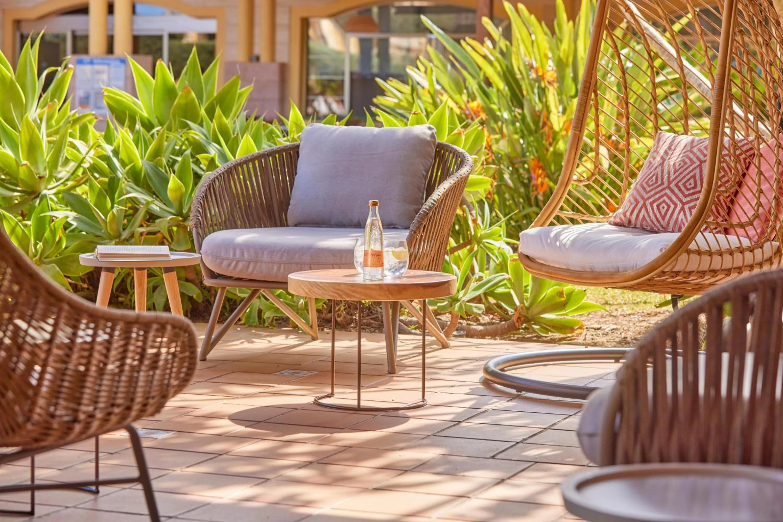 Lounge or bar in Zafiro Mallorca & Spa