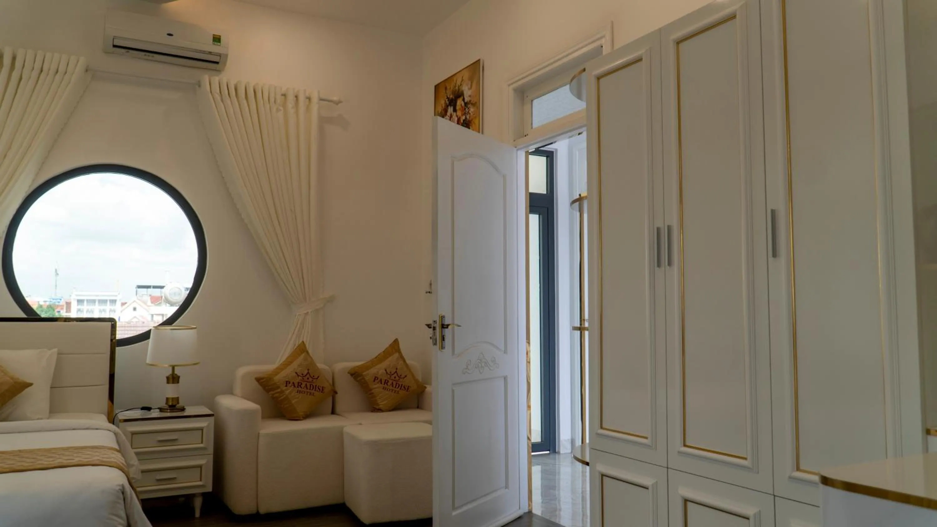 Photo of the whole room, Bed in Paradise Hotel & Homestay access alley 100m