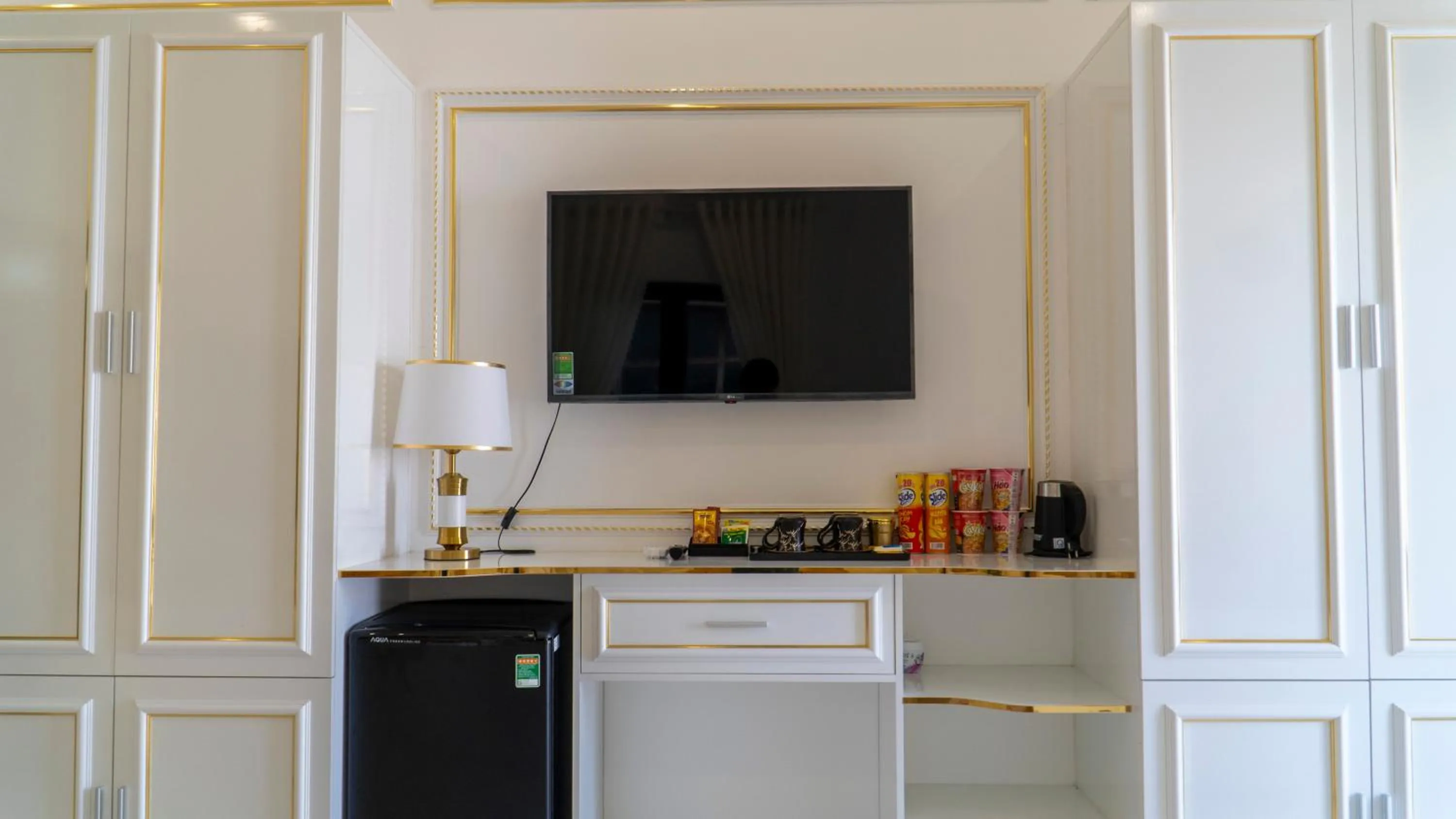 TV and multimedia in Paradise Hotel & Homestay access alley 100m