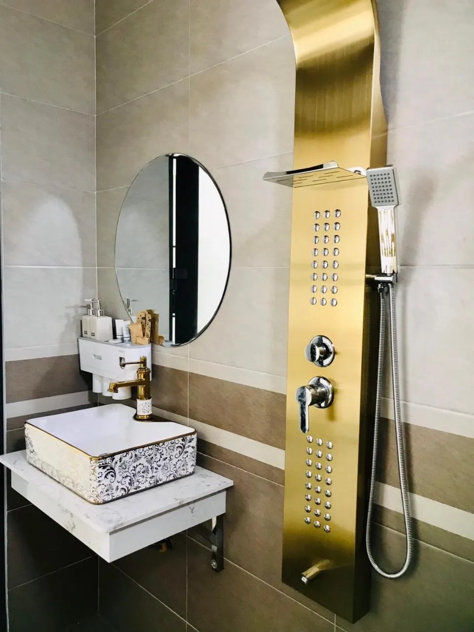 Shower in Paradise Hotel & Homestay access alley 100m