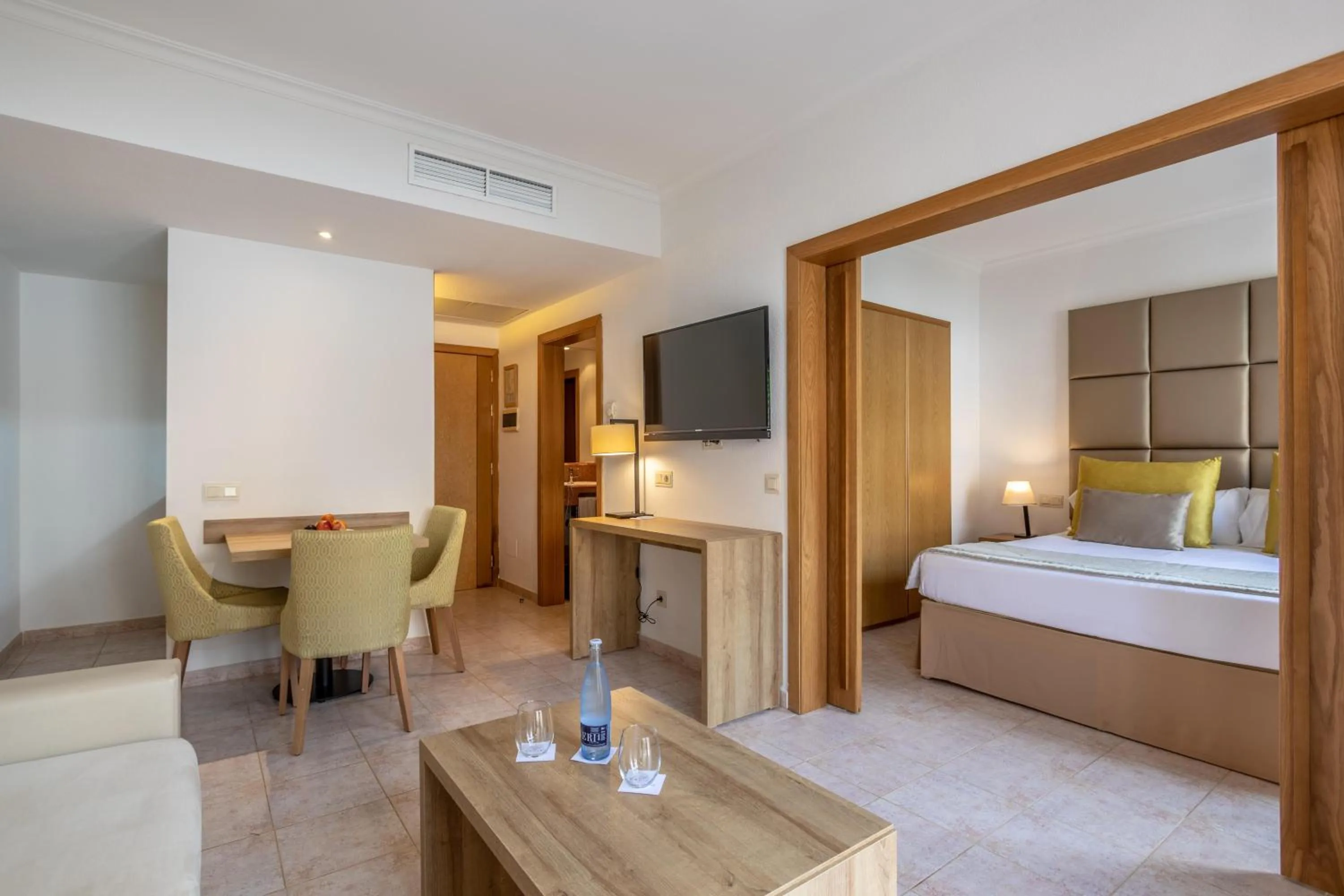 Photo of the whole room, Bed in Zafiro Menorca