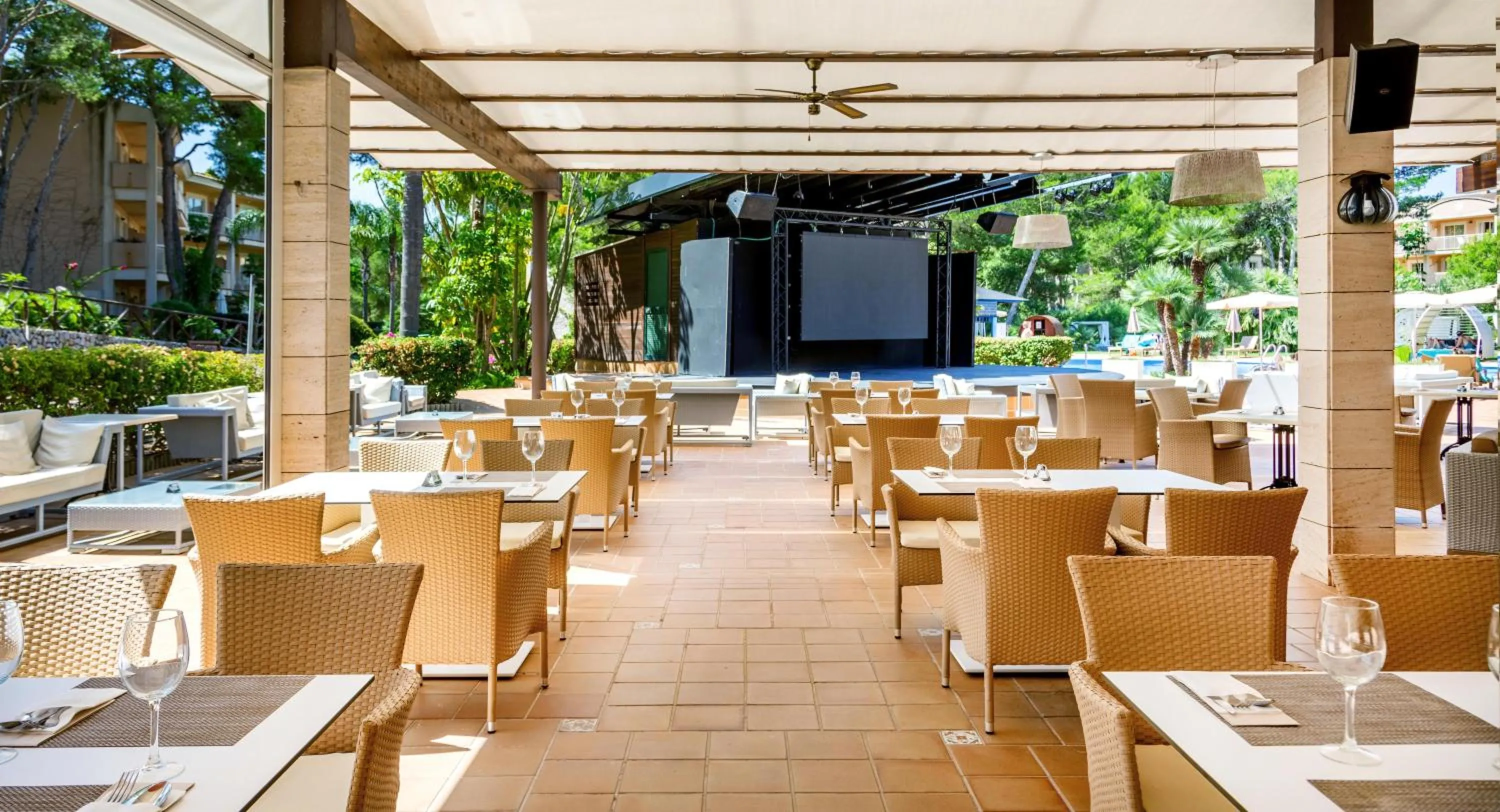 Restaurant/places to eat in VIVA Cala Mesquida Suites & Spa Adults Only 16