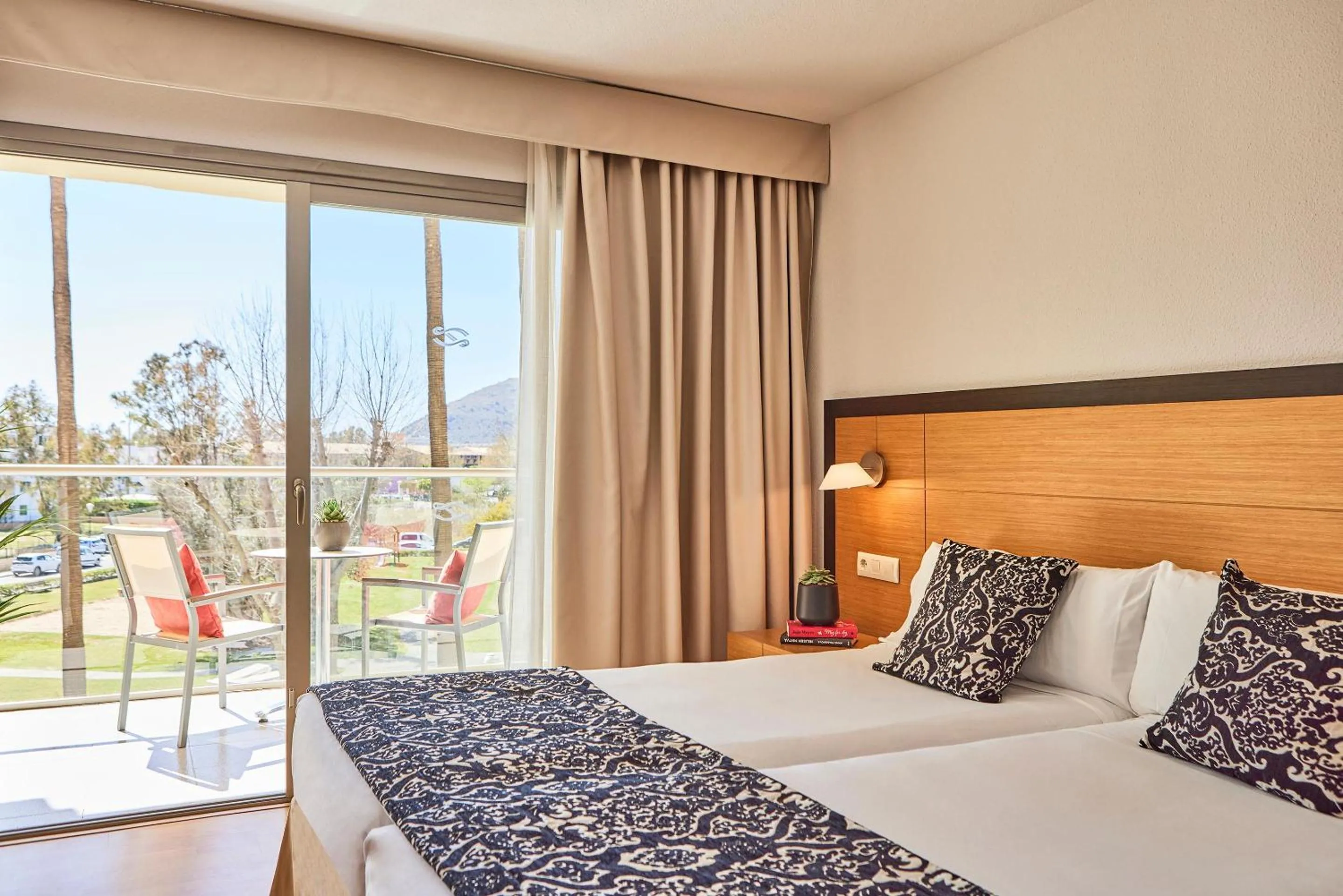 Photo of the whole room, Bed in Zafiro Tropic