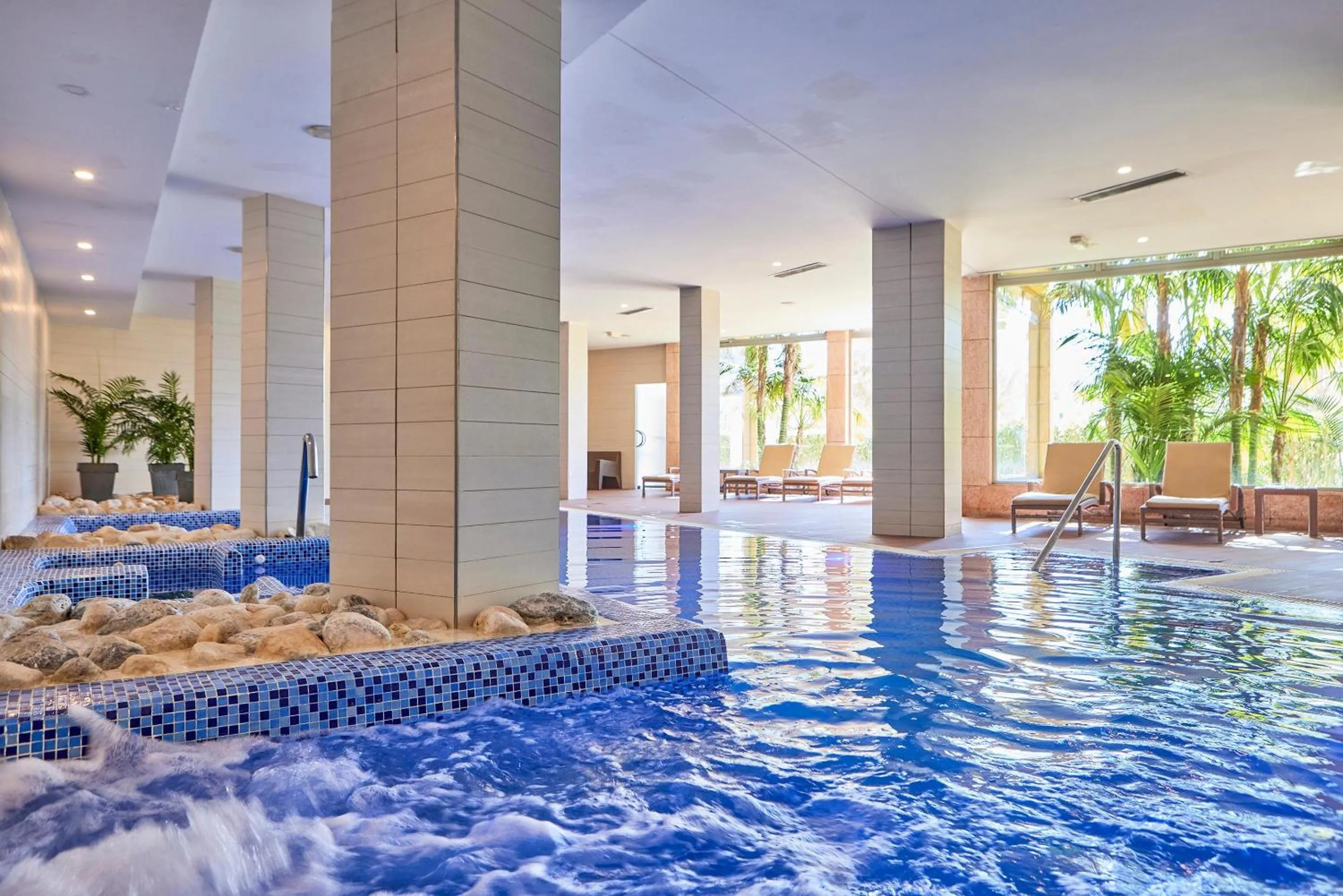 Swimming pool in Zafiro Tropic