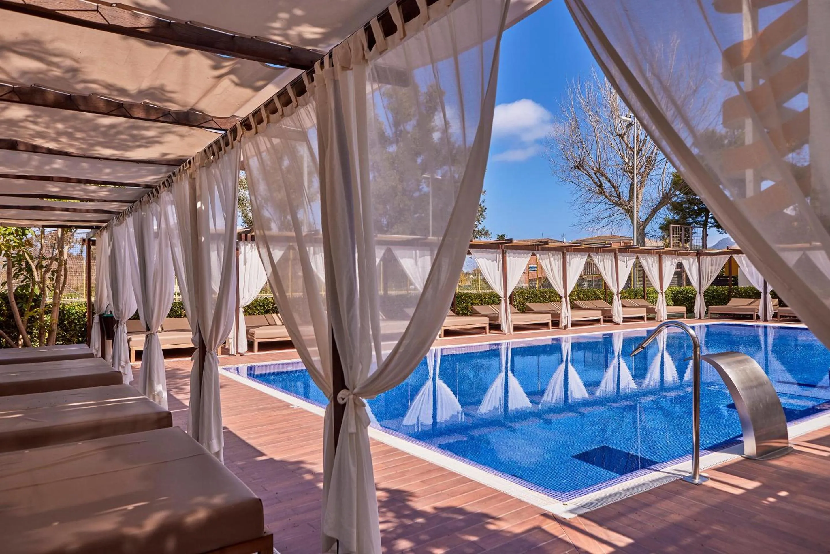 Swimming pool in Zafiro Tropic