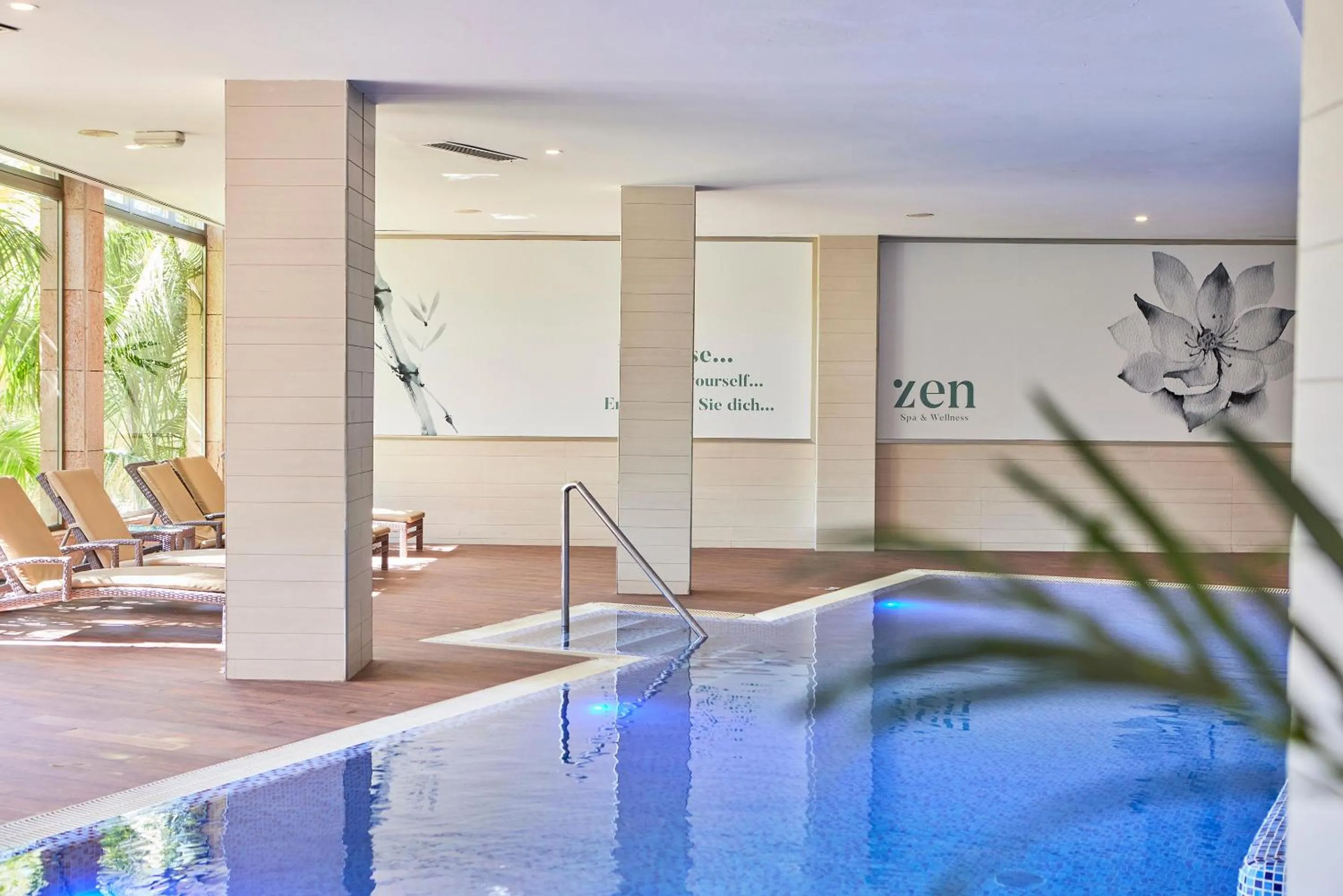 Swimming pool in Zafiro Tropic