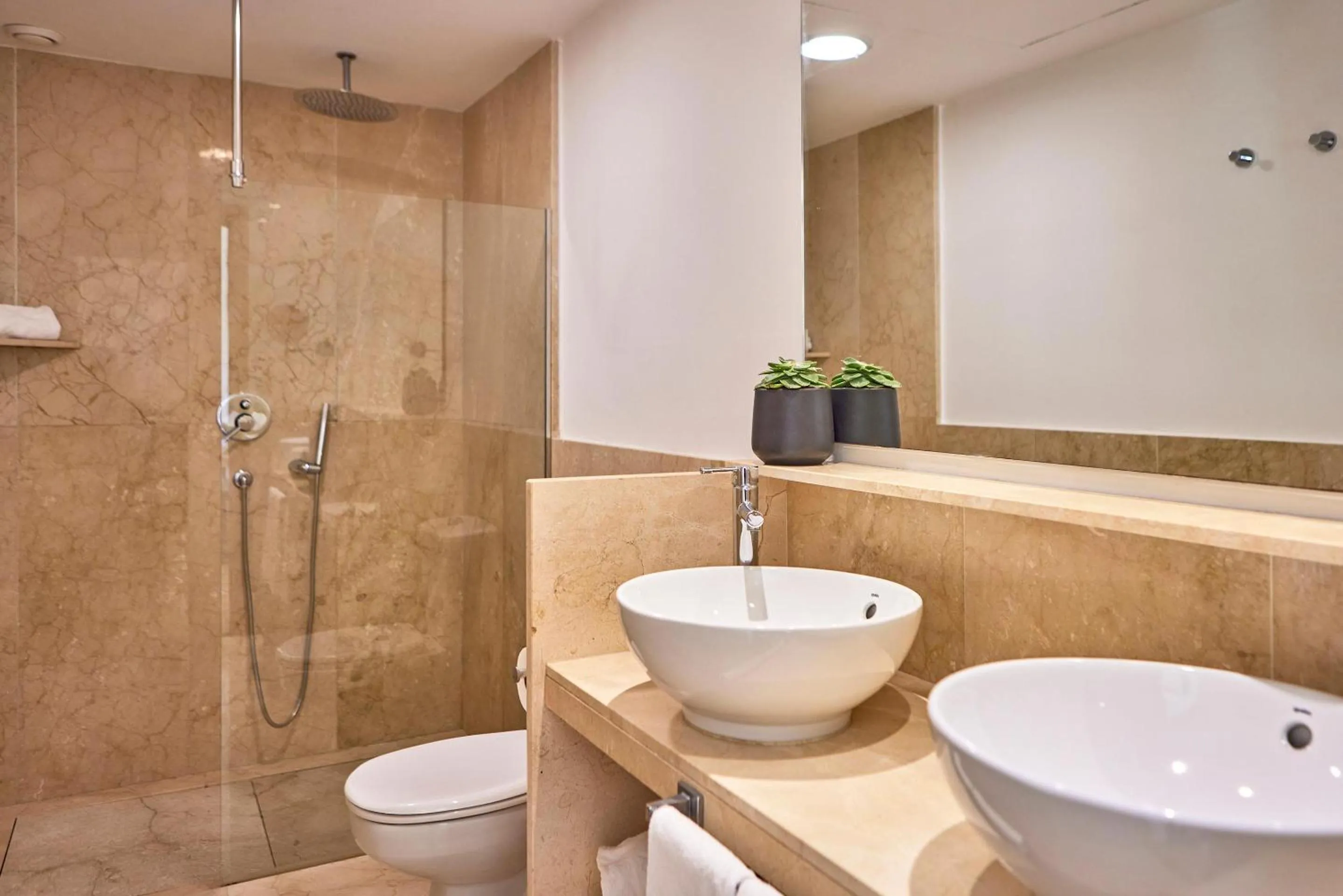 Shower in Zafiro Tropic