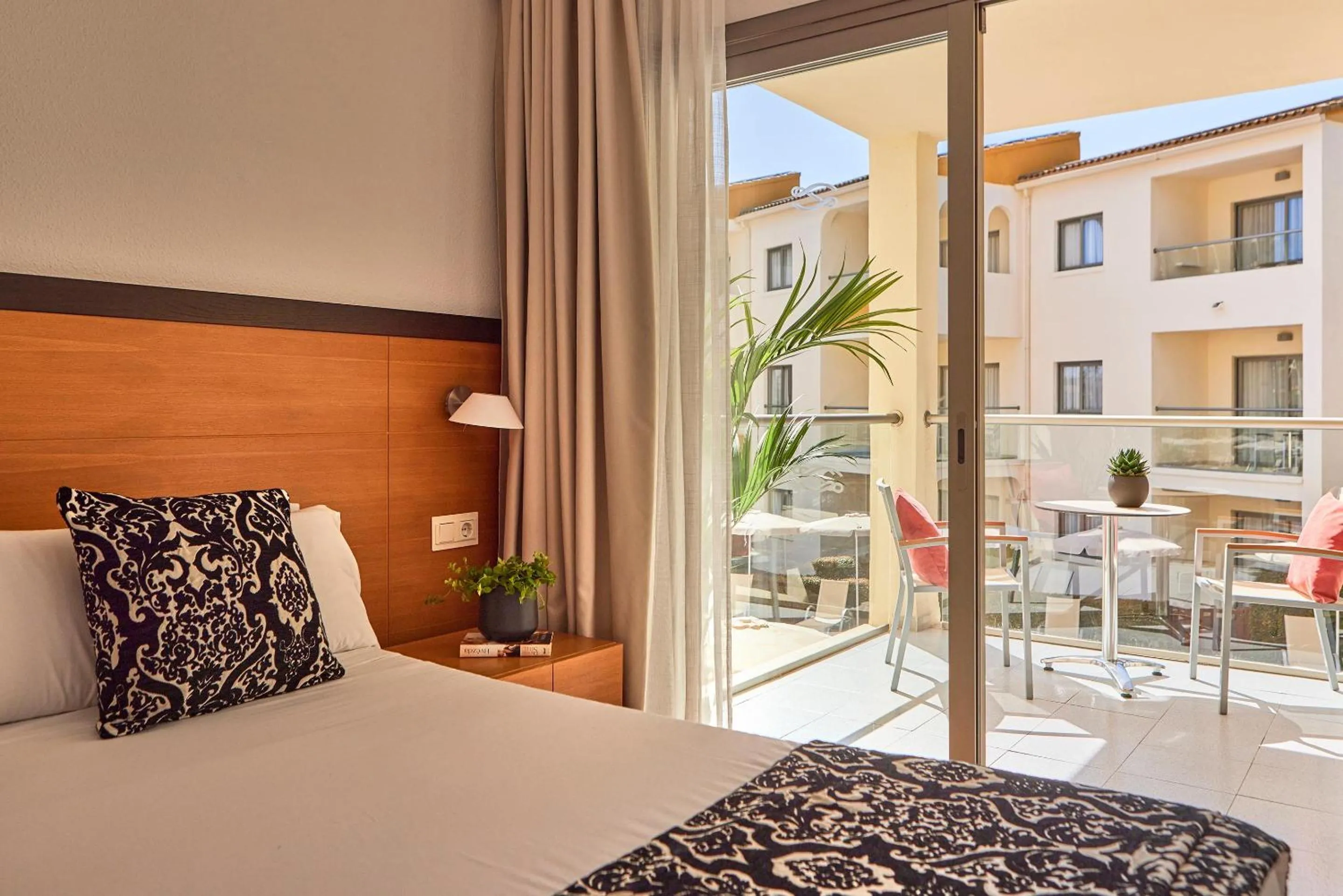 Photo of the whole room, Bed in Zafiro Tropic