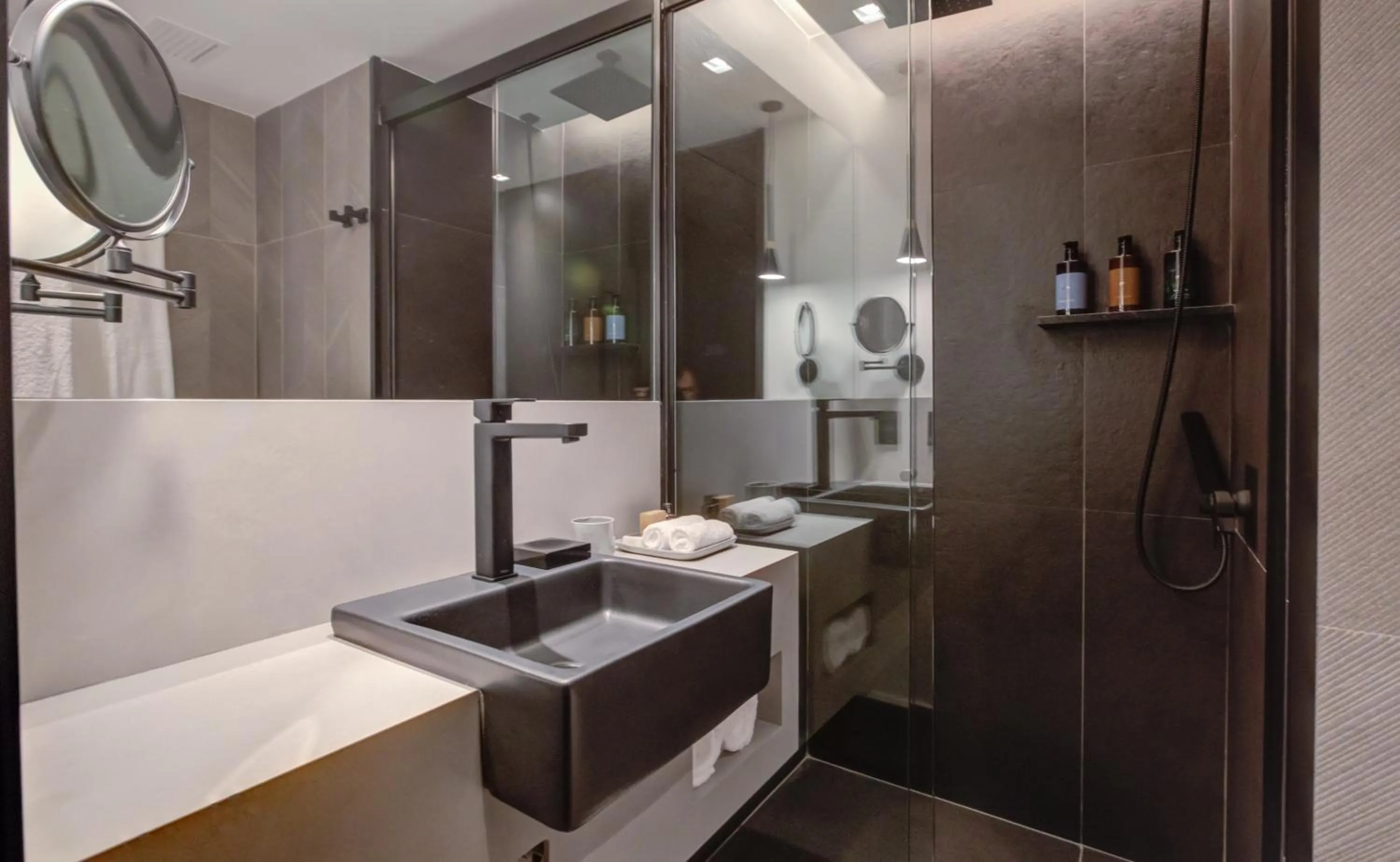 Bathroom in Qoya São Paulo Paulista, Curio Collection by Hilton