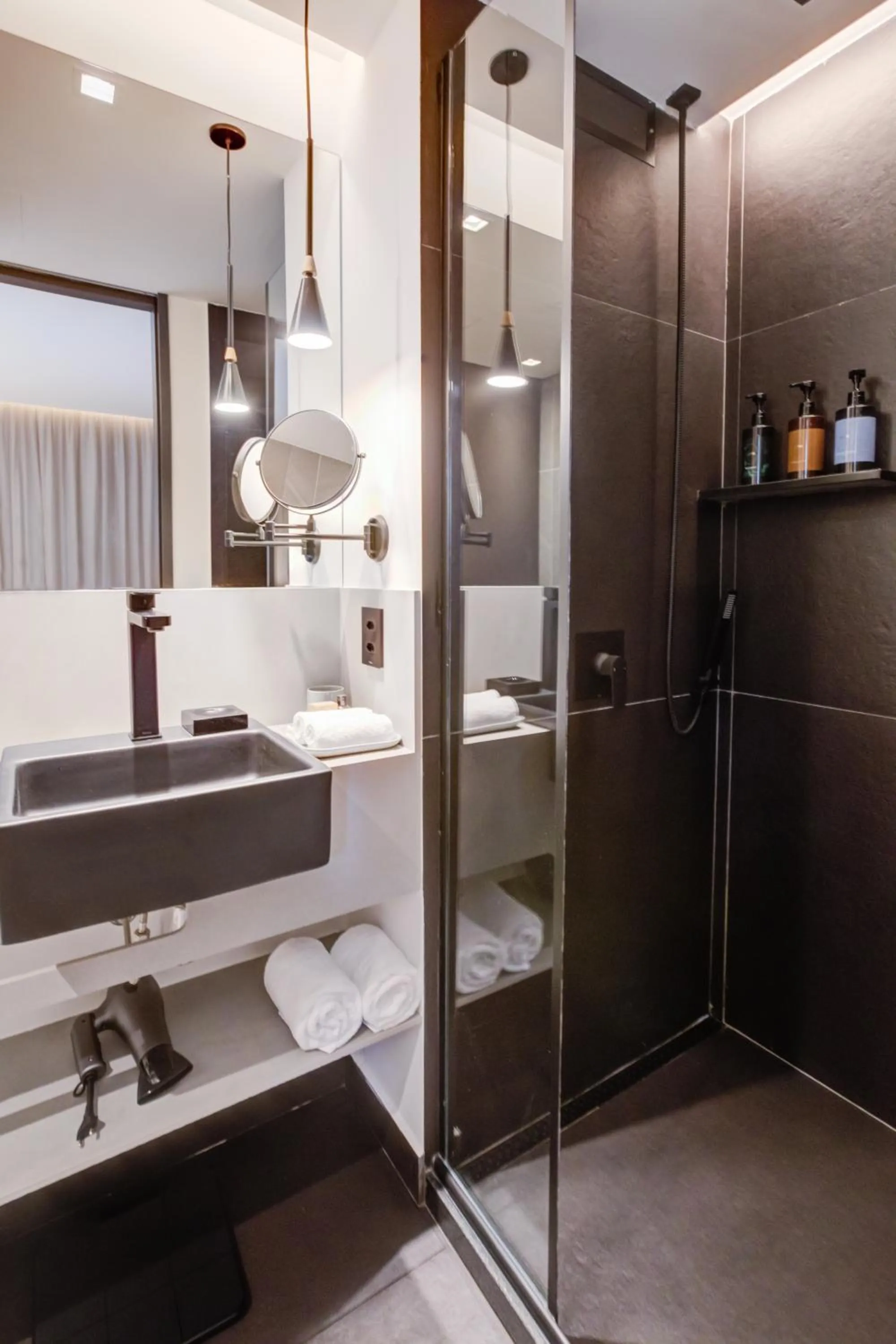 Bathroom in Qoya São Paulo Paulista, Curio Collection by Hilton