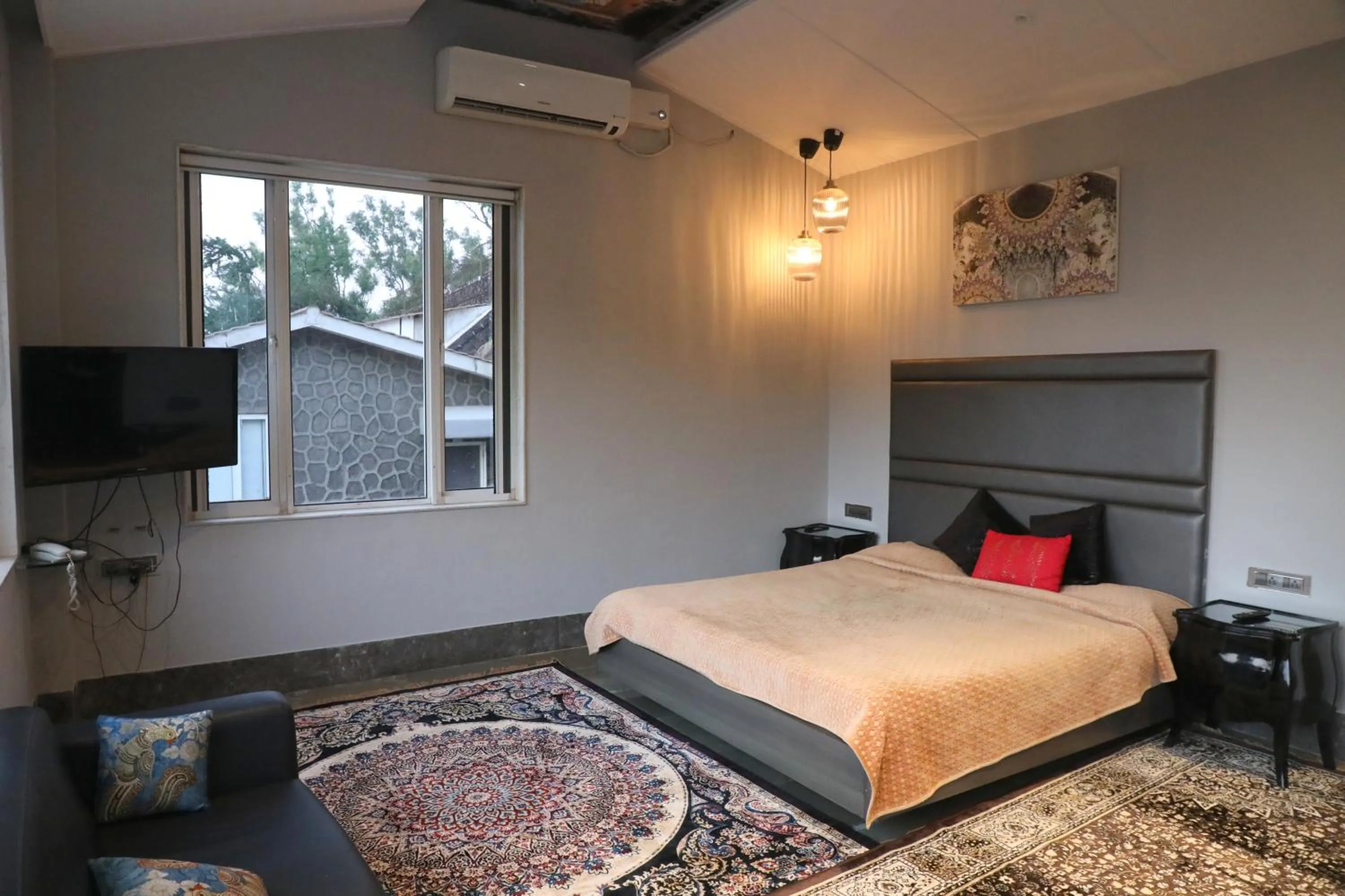 Bed in 360 South, Khandala