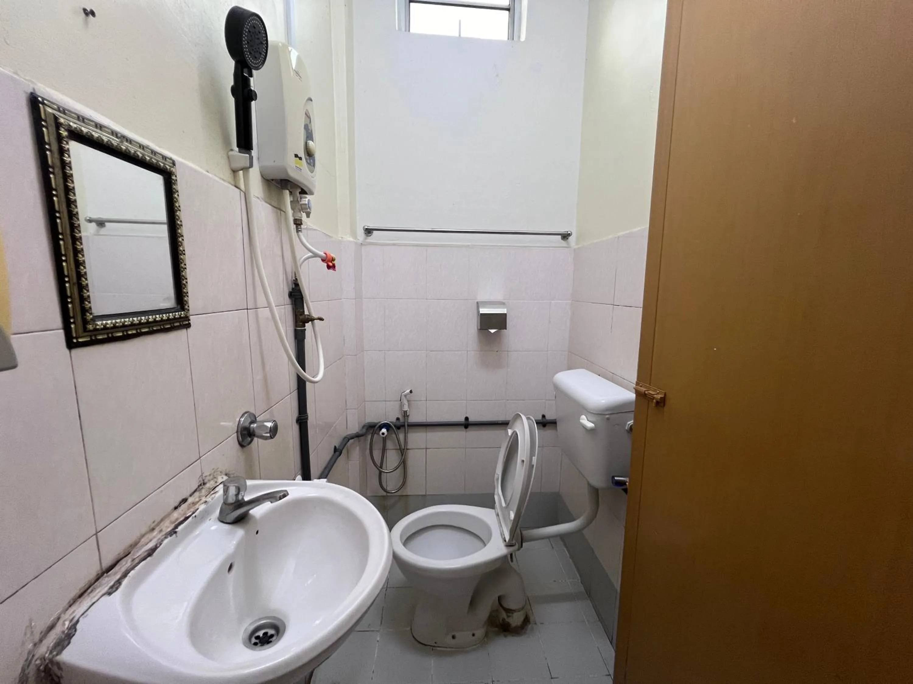 Toilet in Seri Kemaman Inn, Chukai Terengganu