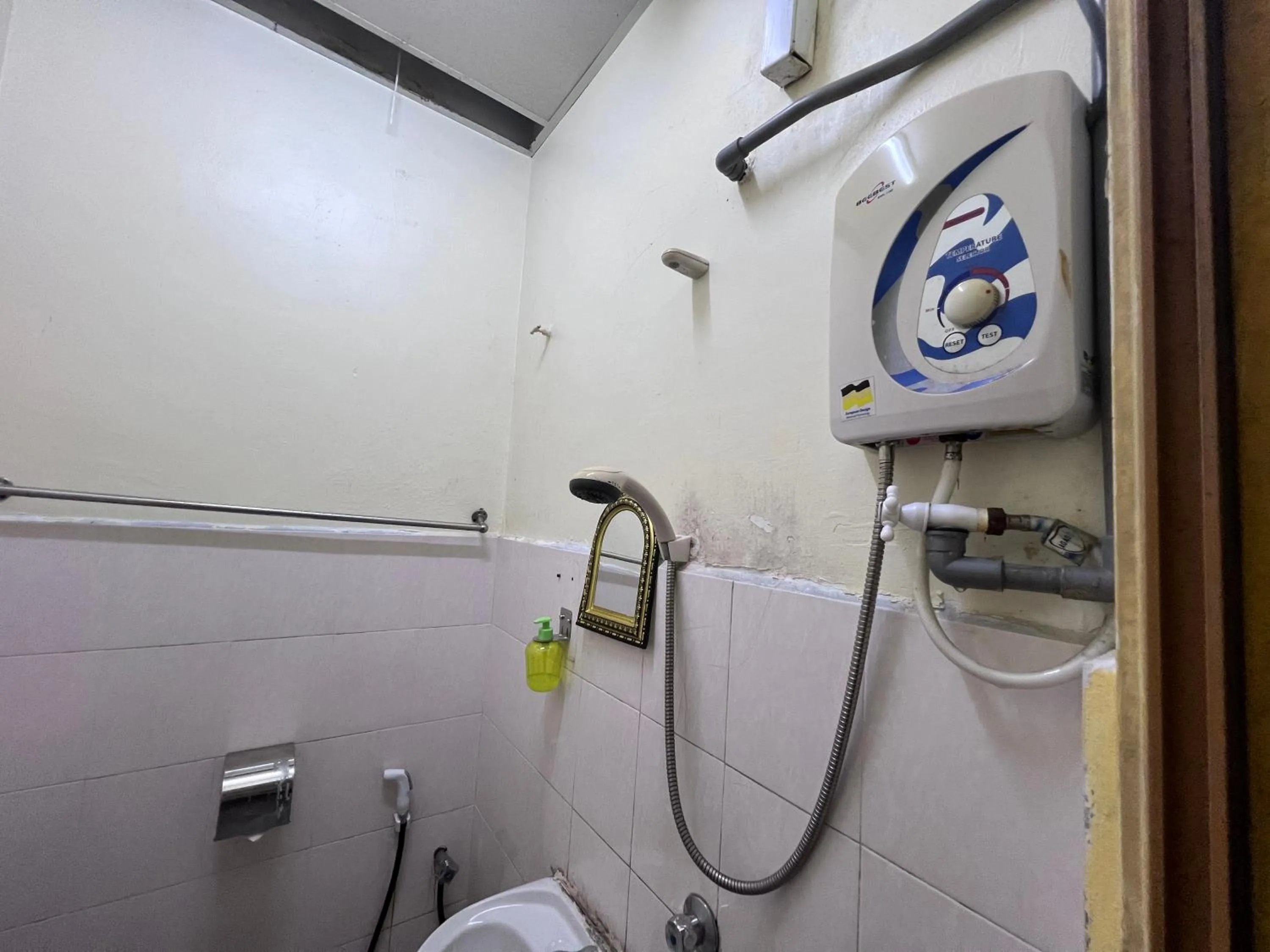 Shower in Seri Kemaman Inn, Chukai Terengganu