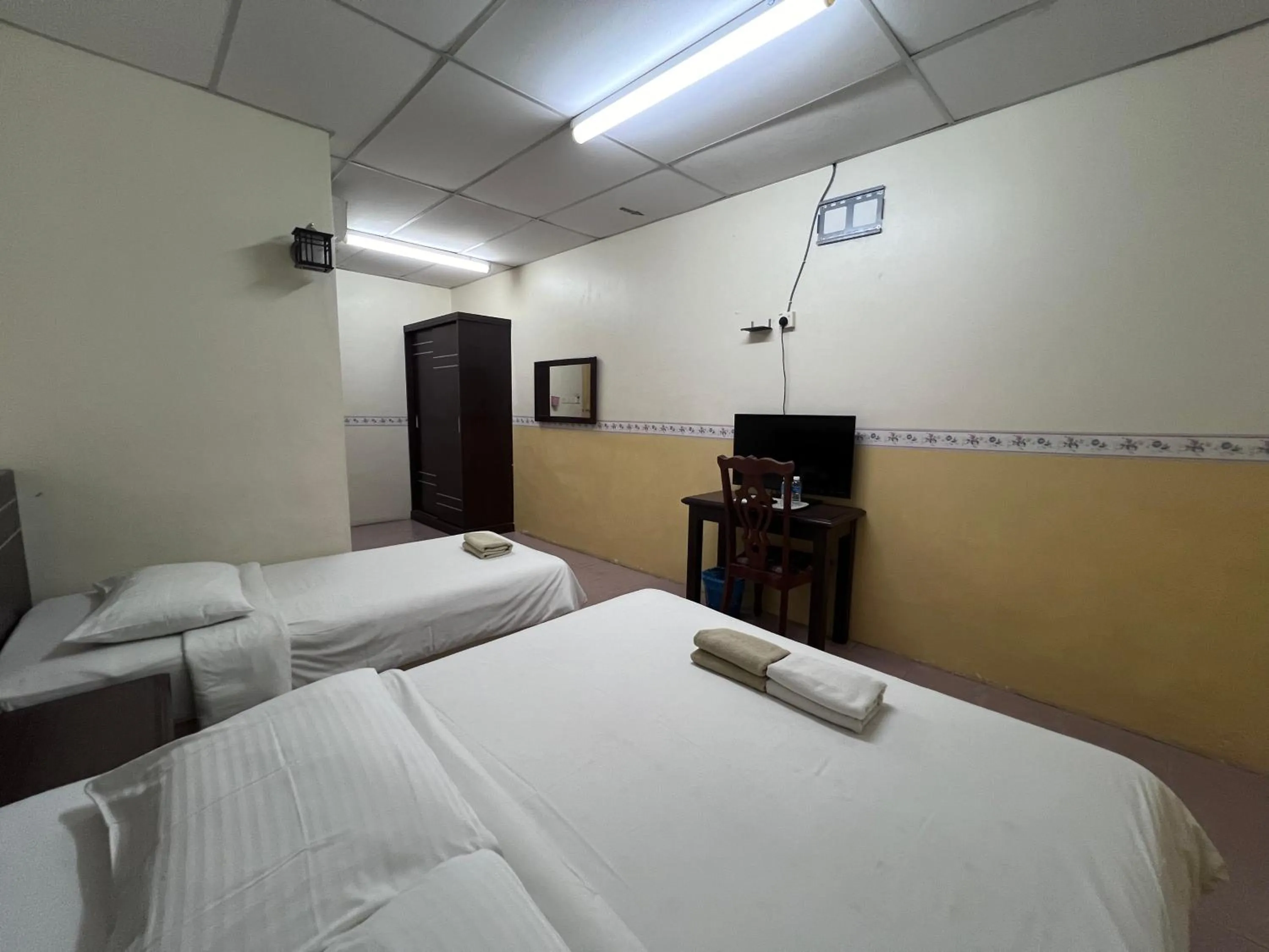 Bed in Seri Kemaman Inn, Chukai Terengganu