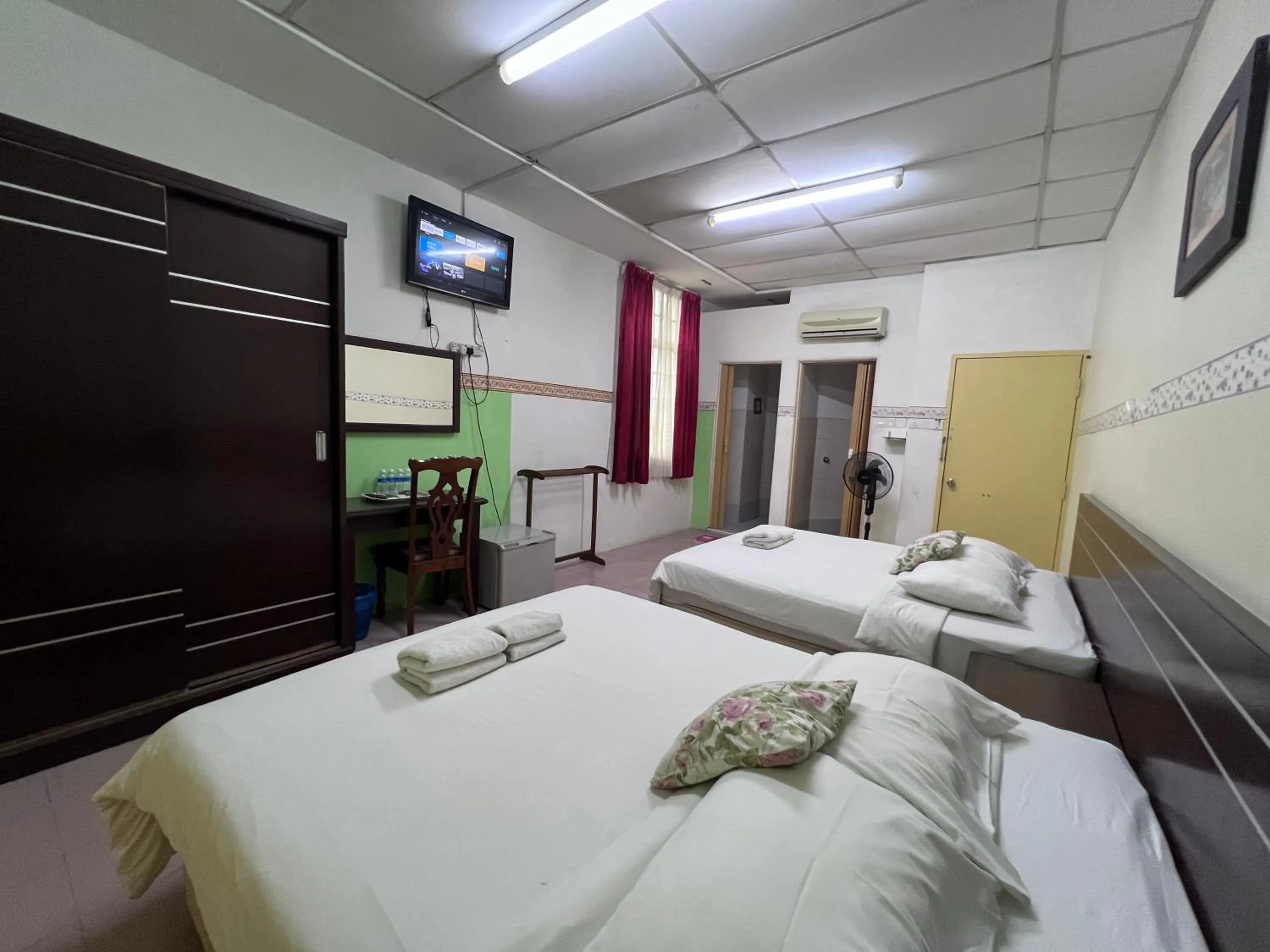 Bed in Seri Kemaman Inn, Chukai Terengganu