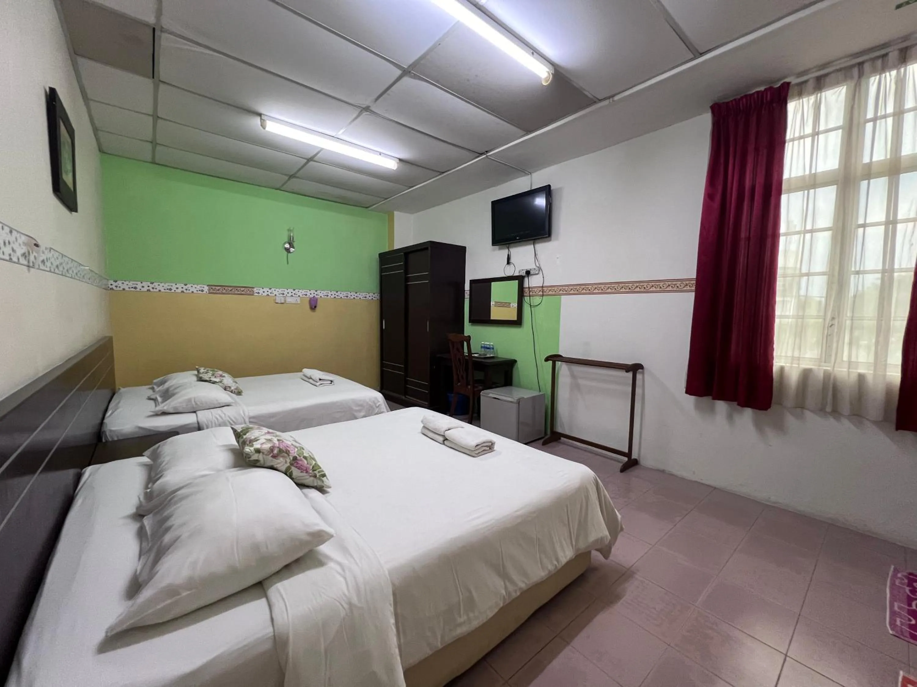 TV and multimedia, Bed in Seri Kemaman Inn, Chukai Terengganu