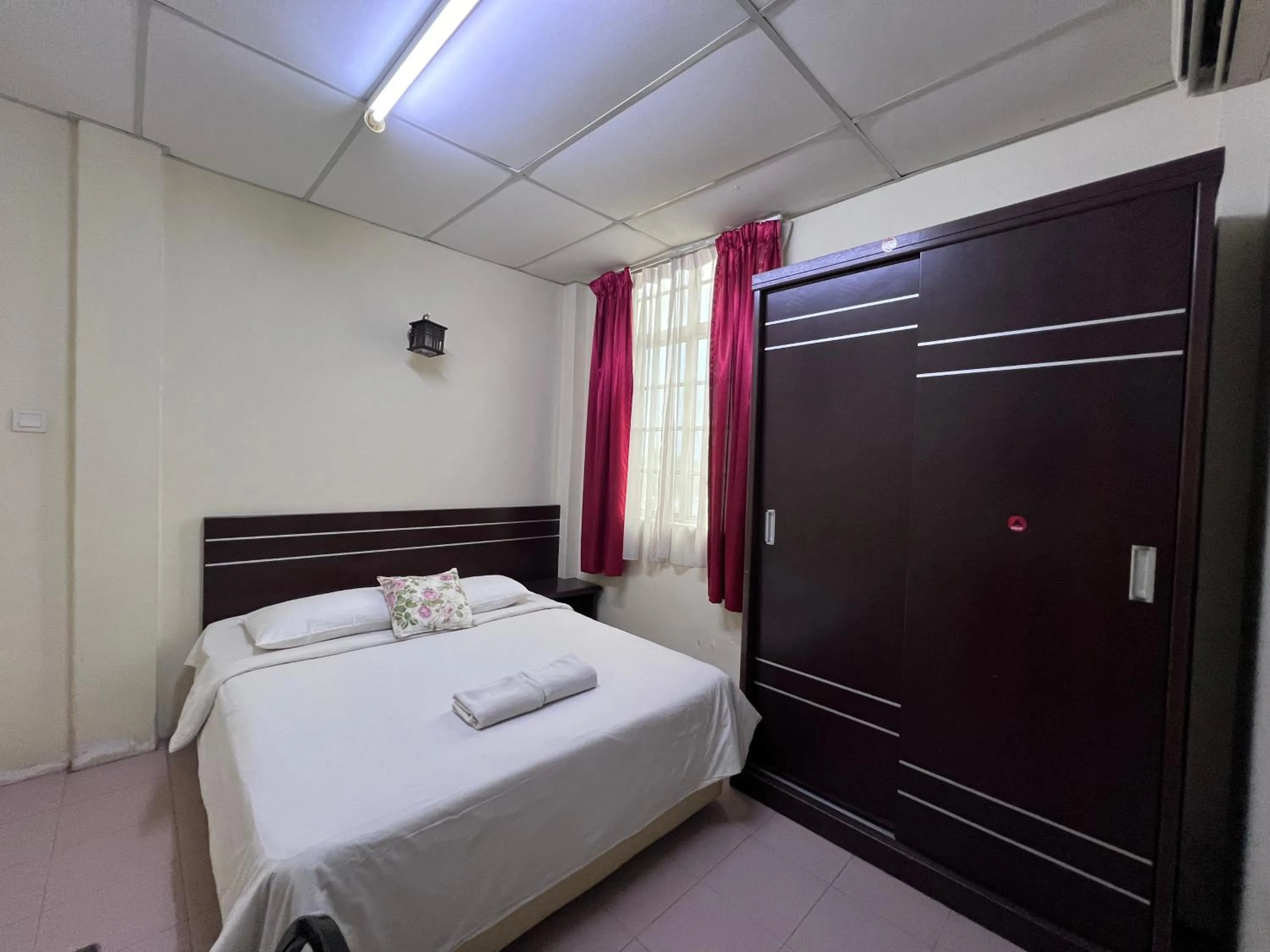 Bed in Seri Kemaman Inn, Chukai Terengganu