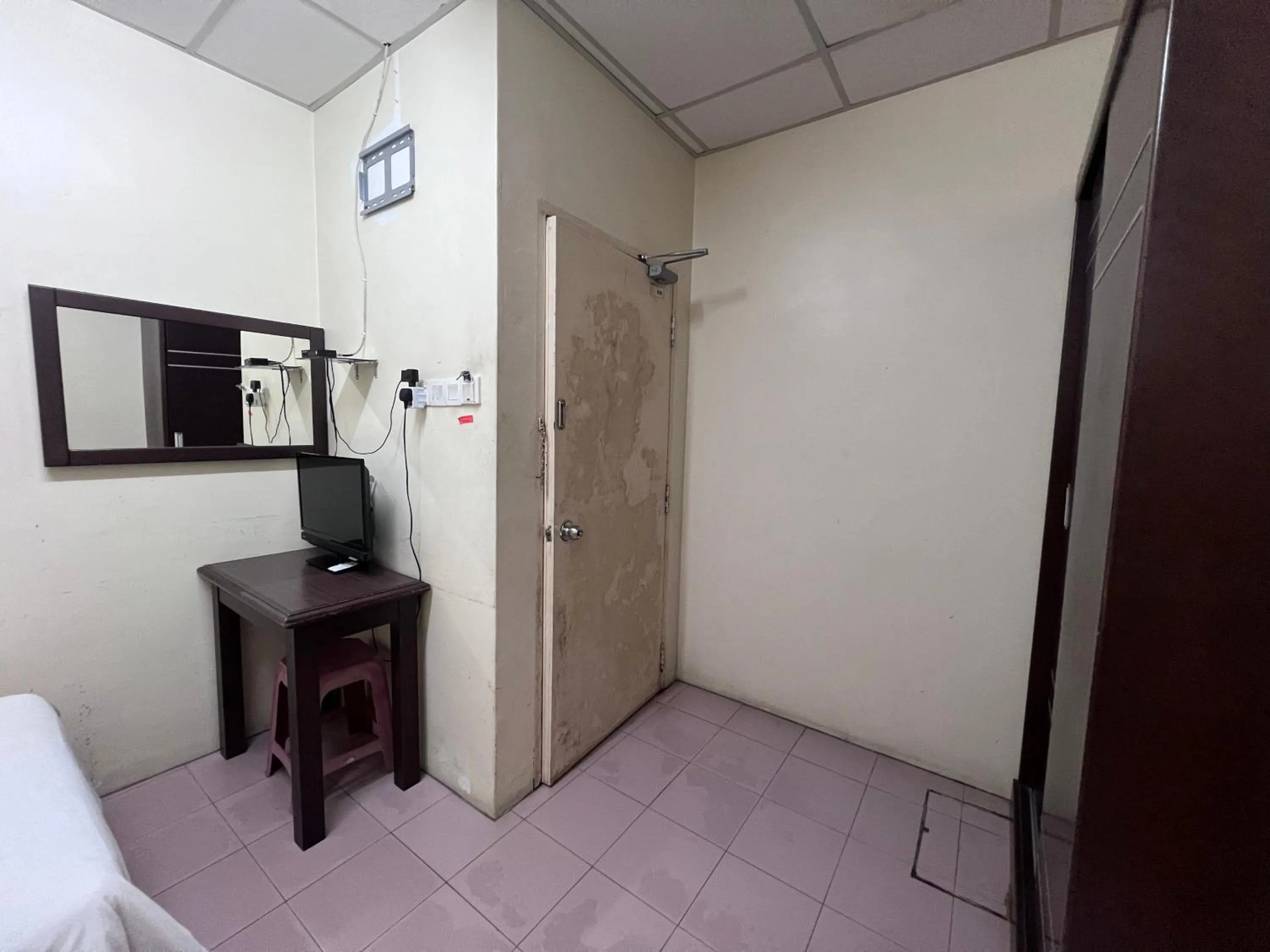 TV and multimedia, Bed in Seri Kemaman Inn, Chukai Terengganu