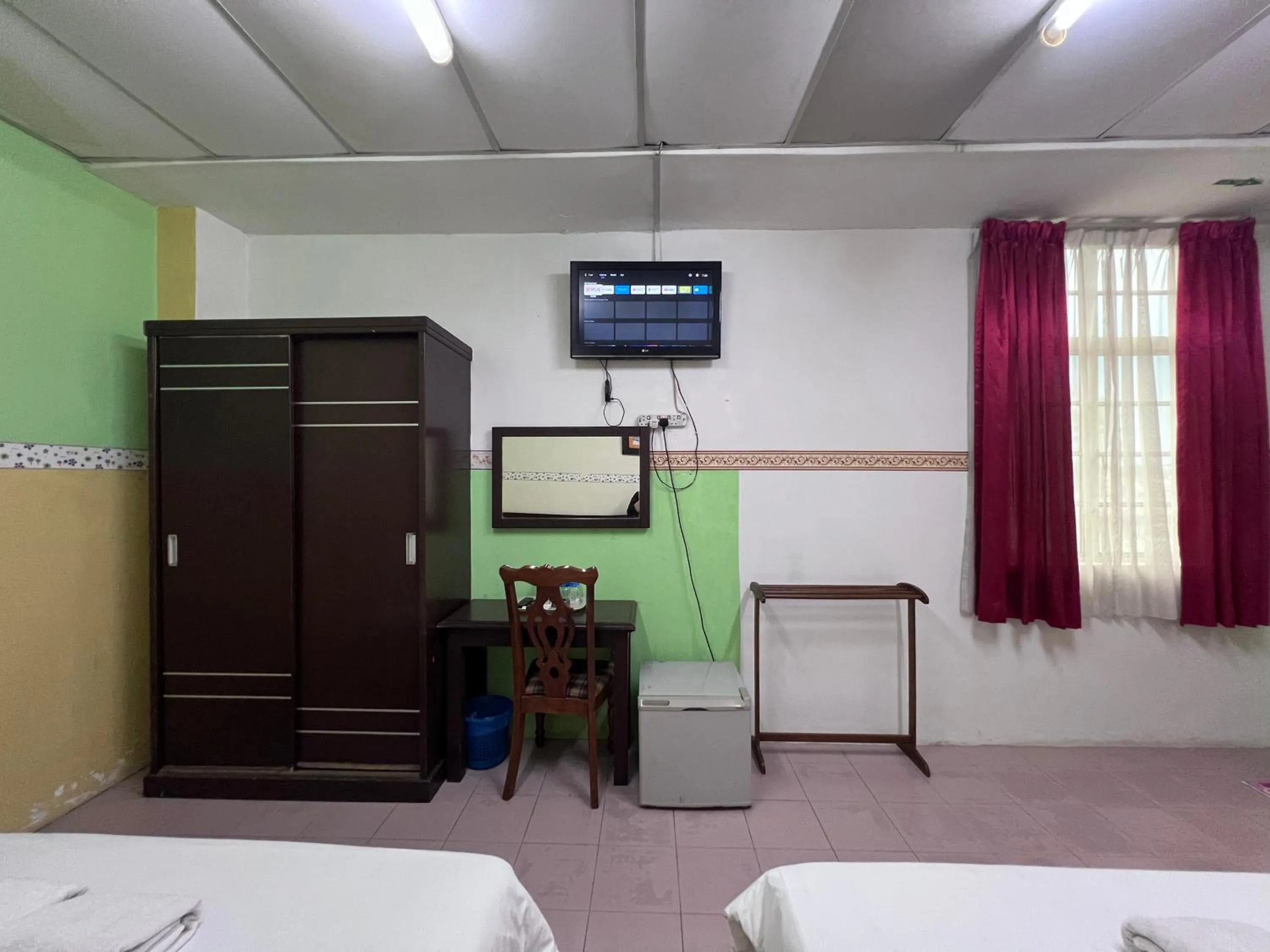 TV and multimedia, Bed in Seri Kemaman Inn, Chukai Terengganu