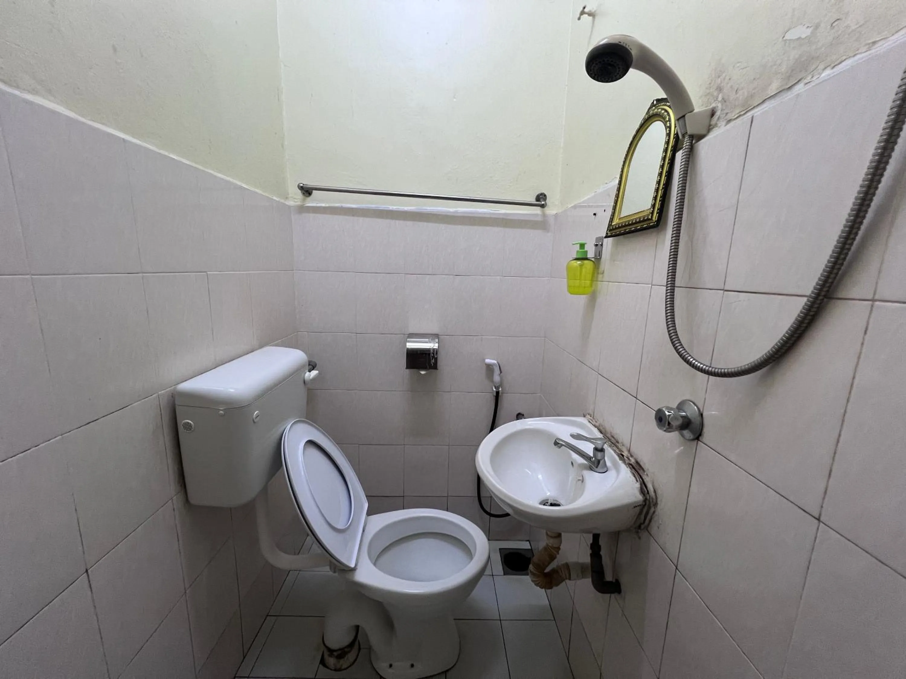 Shower in Seri Kemaman Inn, Chukai Terengganu