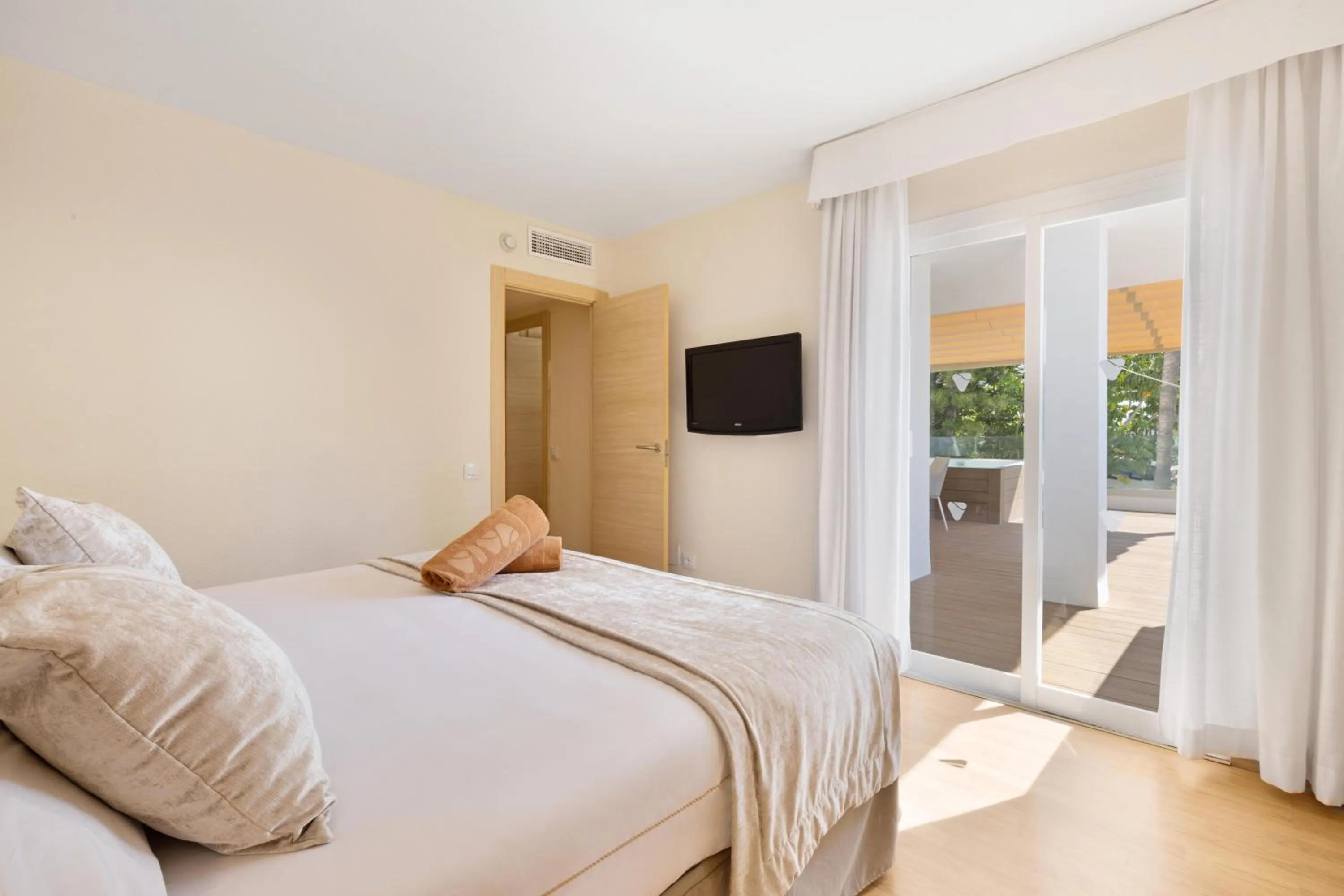 Photo of the whole room, Bed in VIVA Sunrise