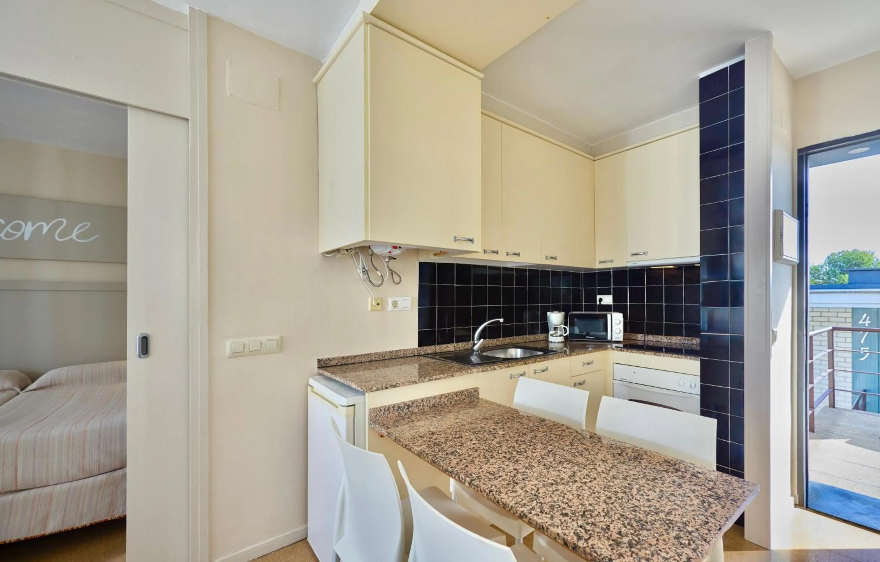 Kitchen or kitchenette, Bed in Aparthotel Comtat Sant Jordi