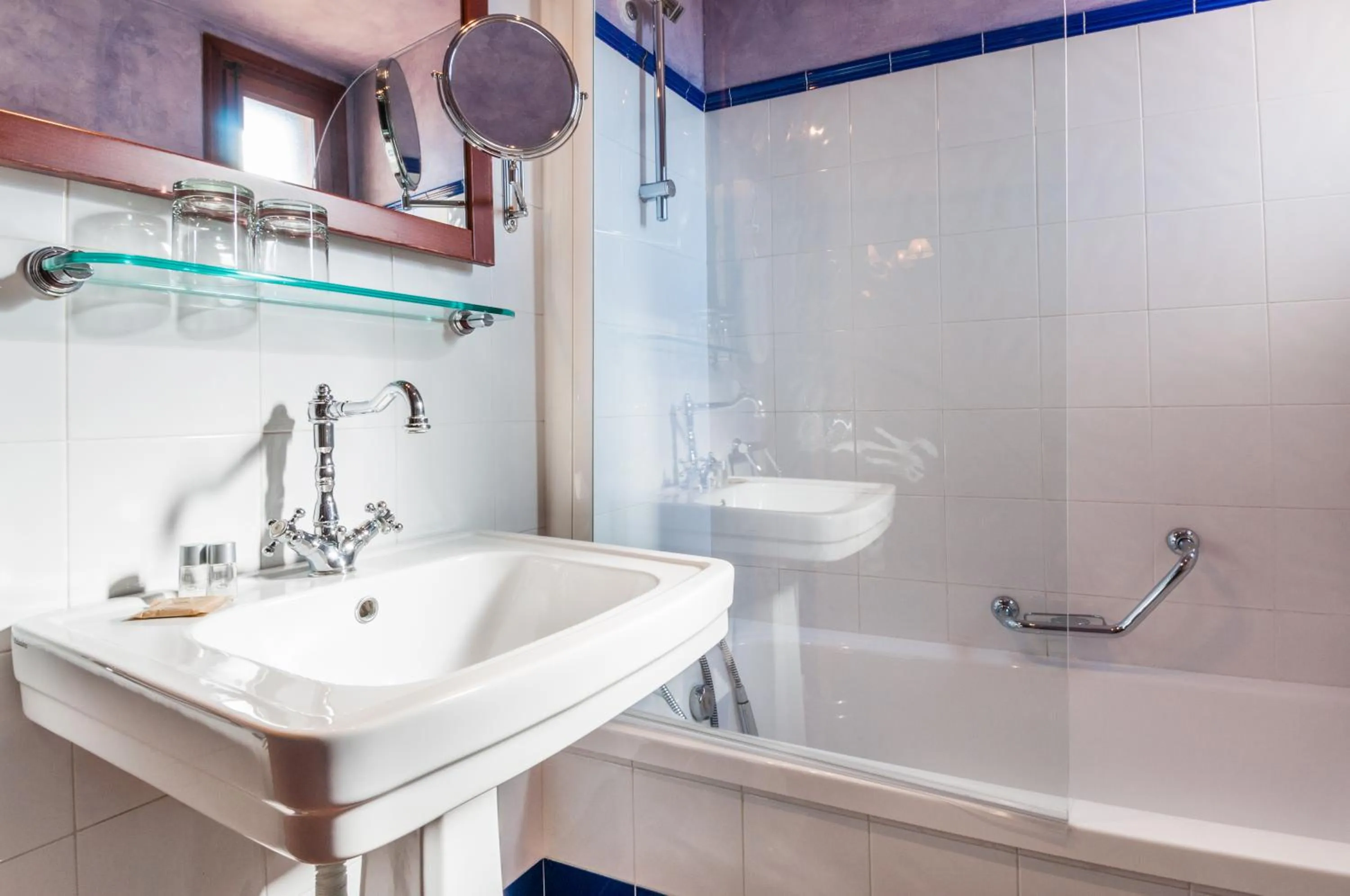 Bath in Jardin de la Abadia, Arroyo de la Encomienda