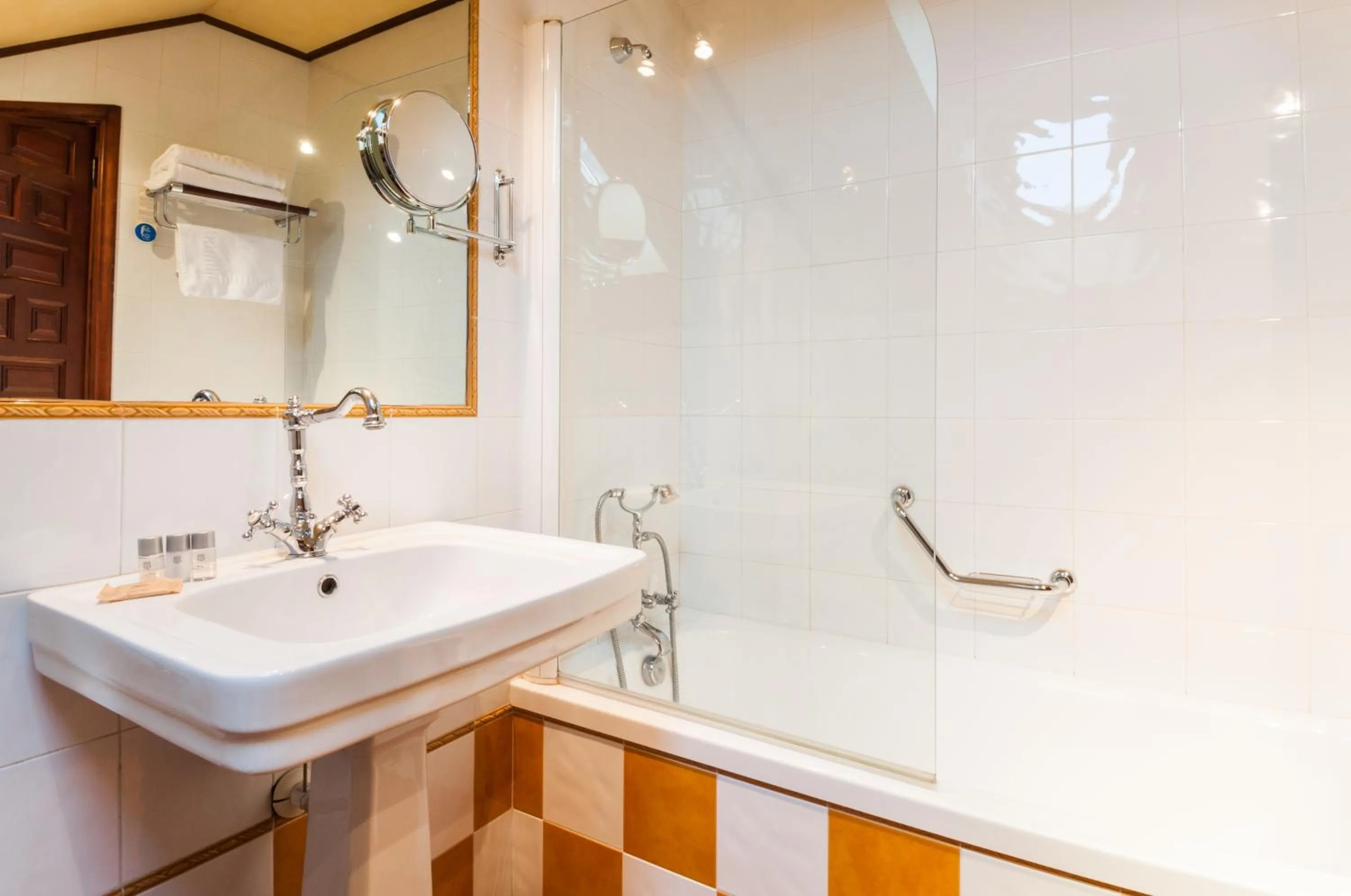 Bath in Jardin de la Abadia, Arroyo de la Encomienda