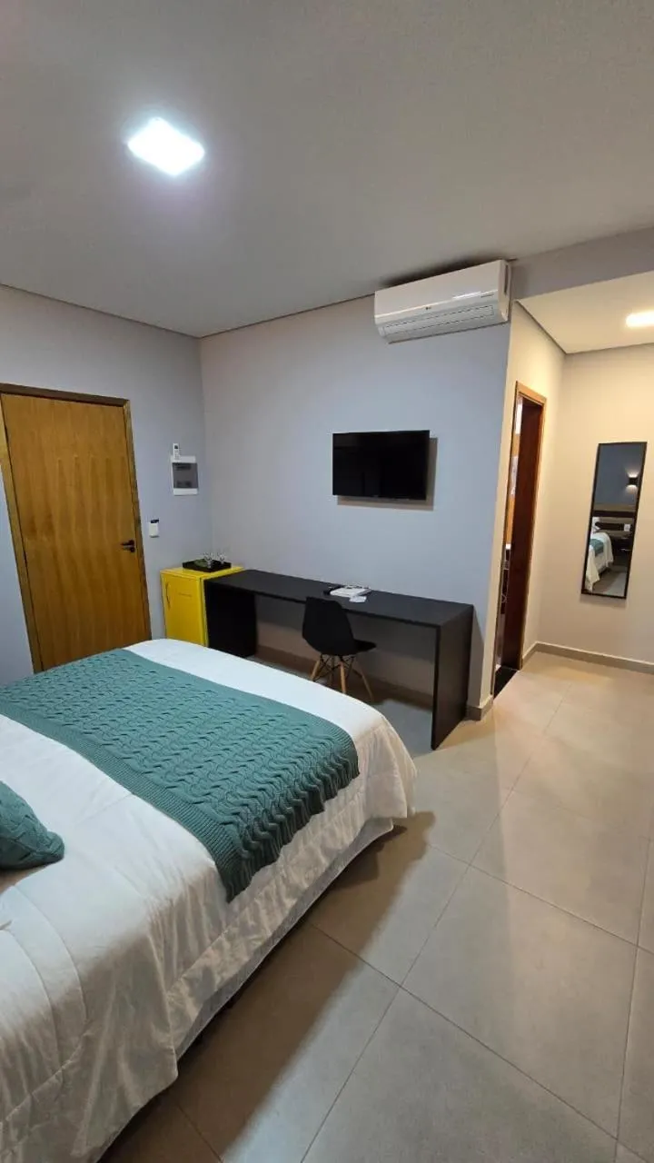 Quarto copa com cama queen-size  in Hotel Flores de Holambra