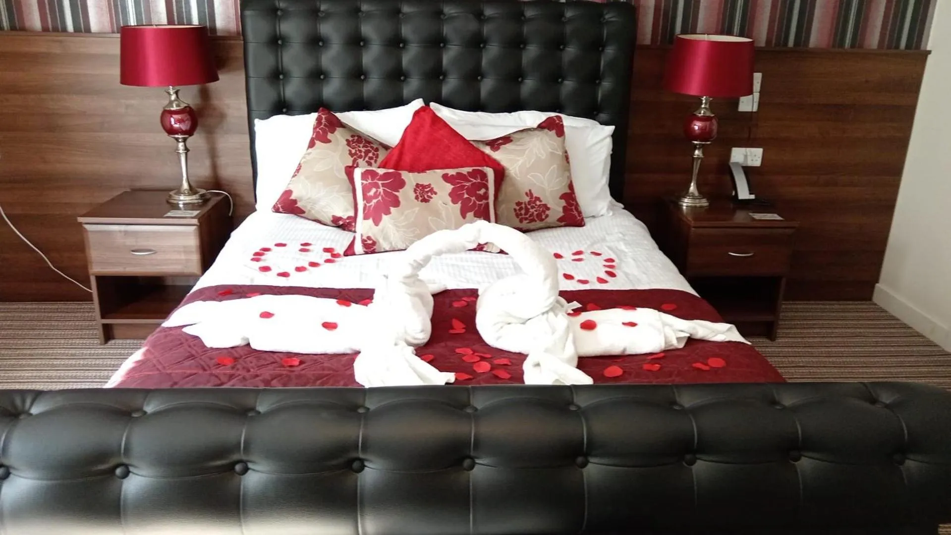 Bed in The Hedges Hotel