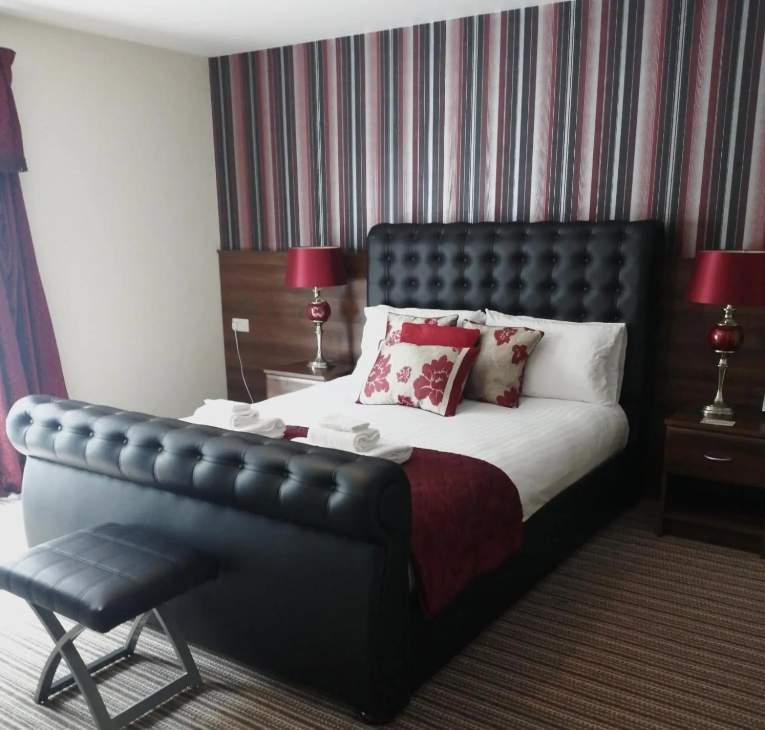 Photo of the whole room, Bed in The Hedges Hotel