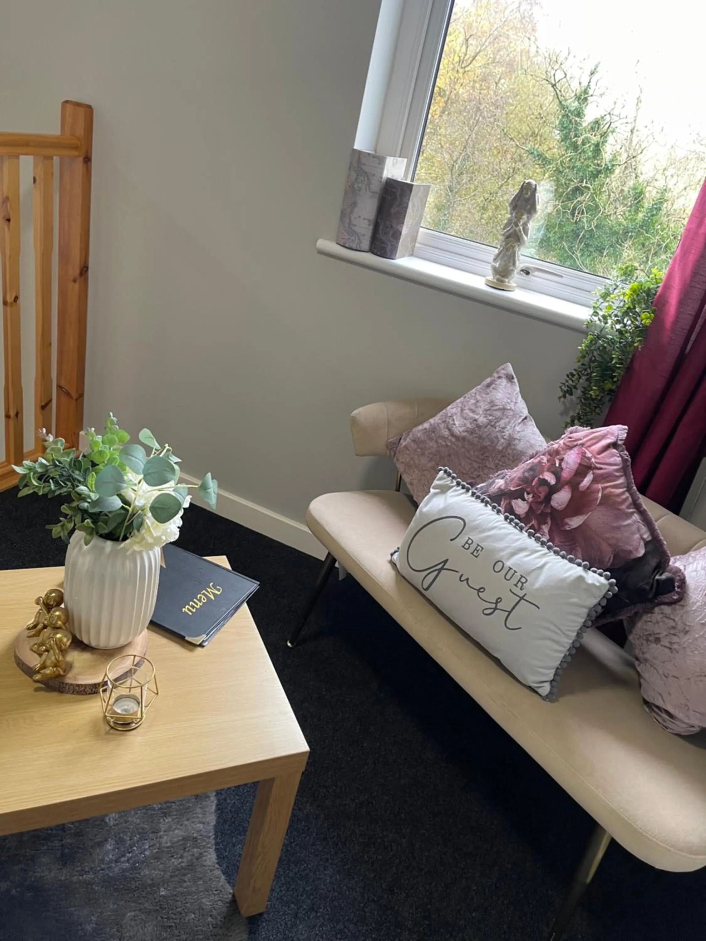 Seating area, Bed in The Hedges Hotel