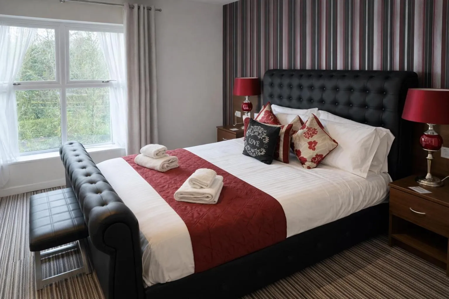 Living room, Bed in The Hedges Hotel