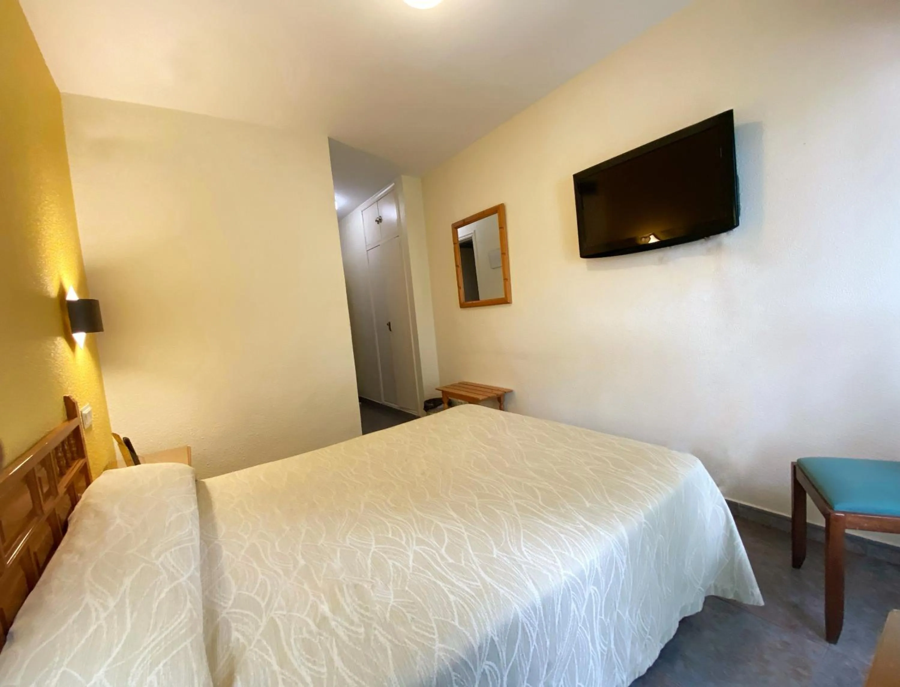 Communal lounge/ TV room, Bed in Hotel La Colina