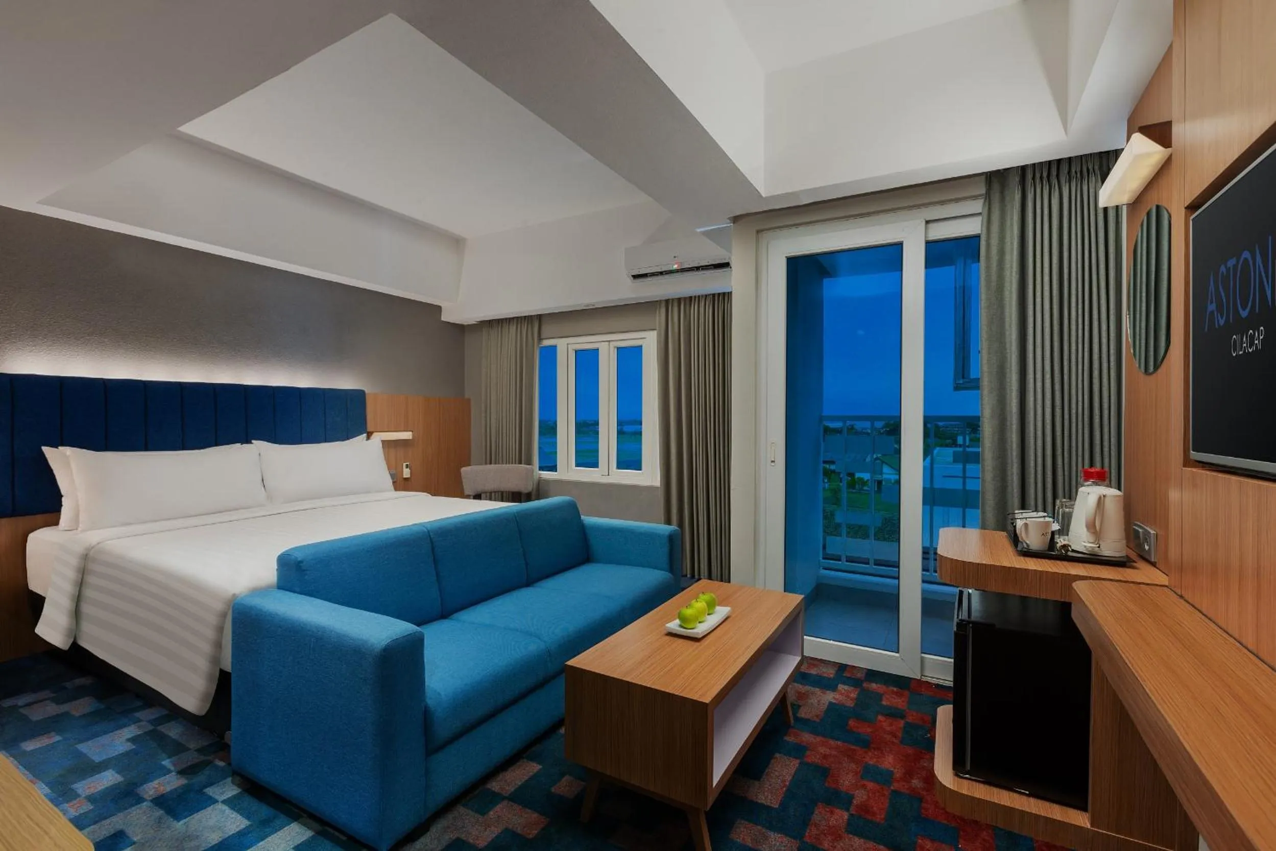 Bedroom, Bed in Aston Inn Cilacap