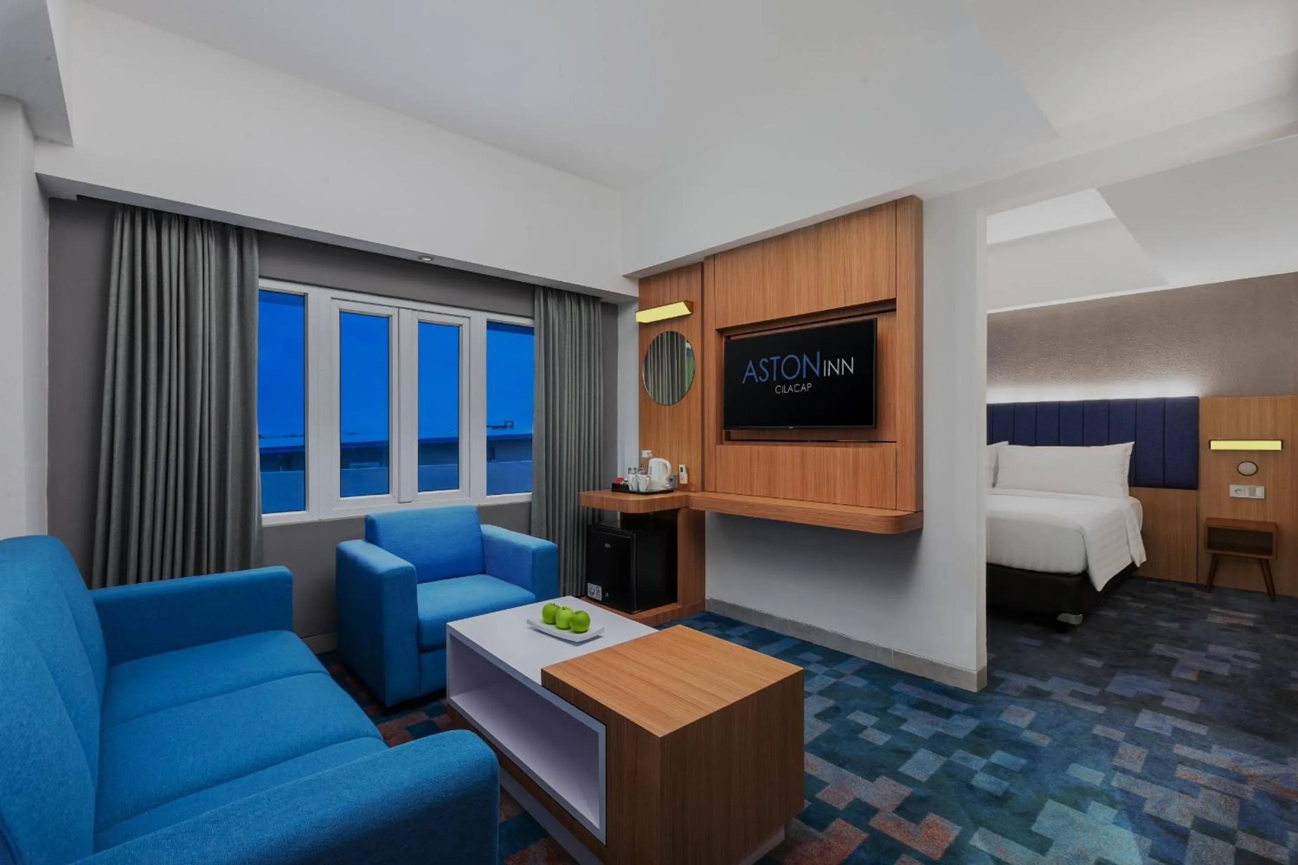 Living room, Bed in Aston Inn Cilacap