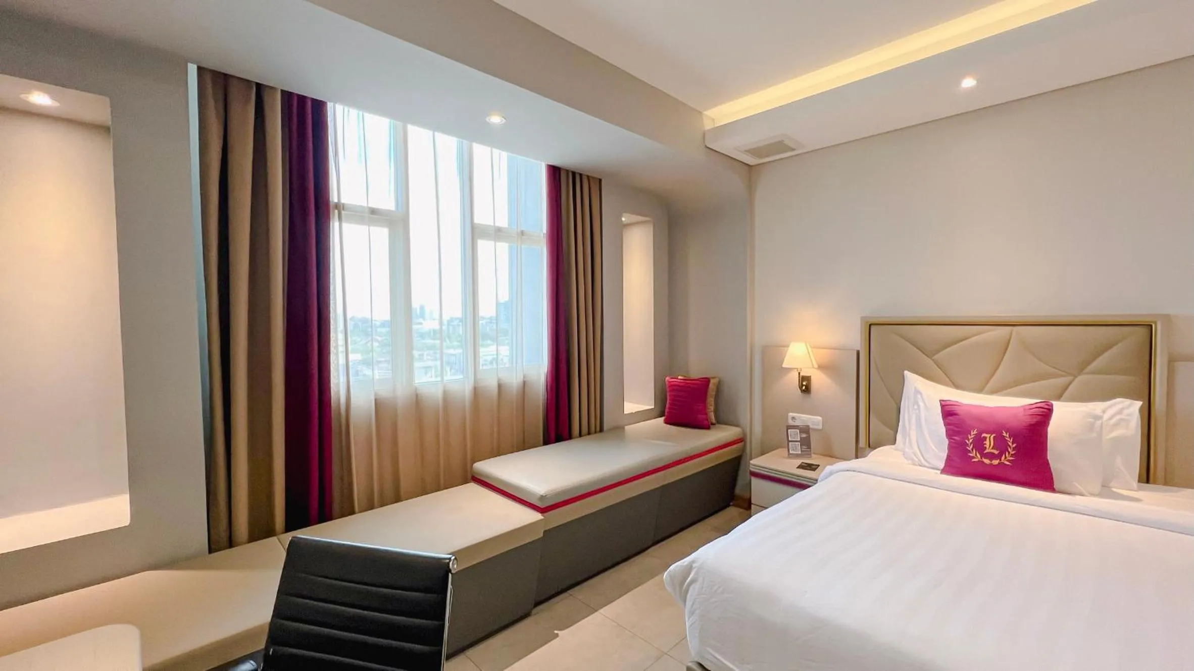 View (from property/room), Bed in Leedon Hotel & Suites Surabaya