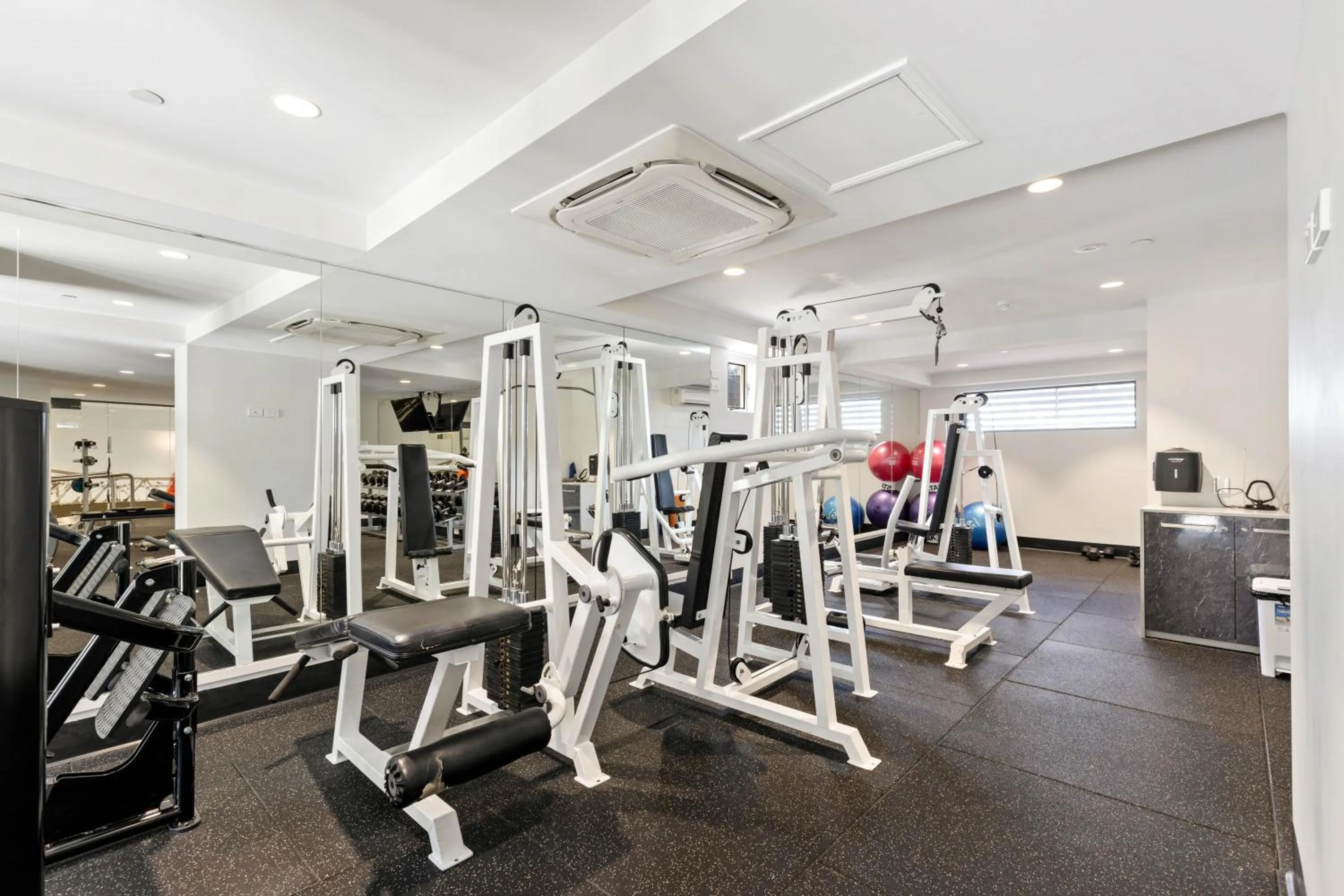 Fitness centre/facilities in AAB Apartments