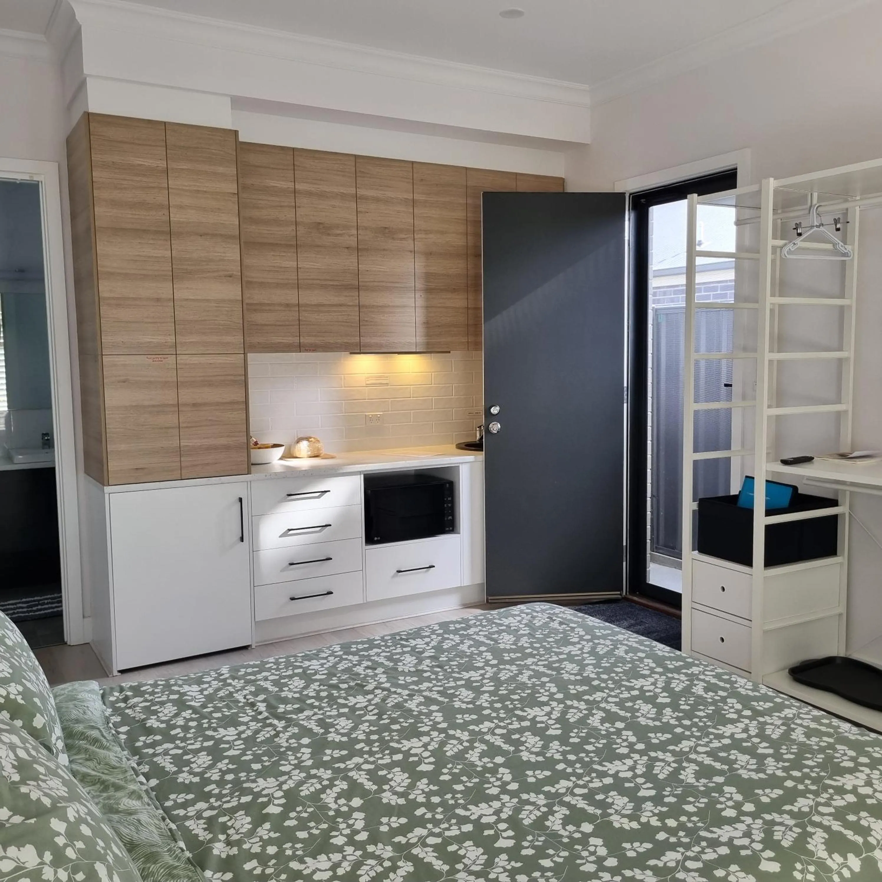 Kitchen or kitchenette, Bed in Hampton on Washington - FREE Wifi and Netflix