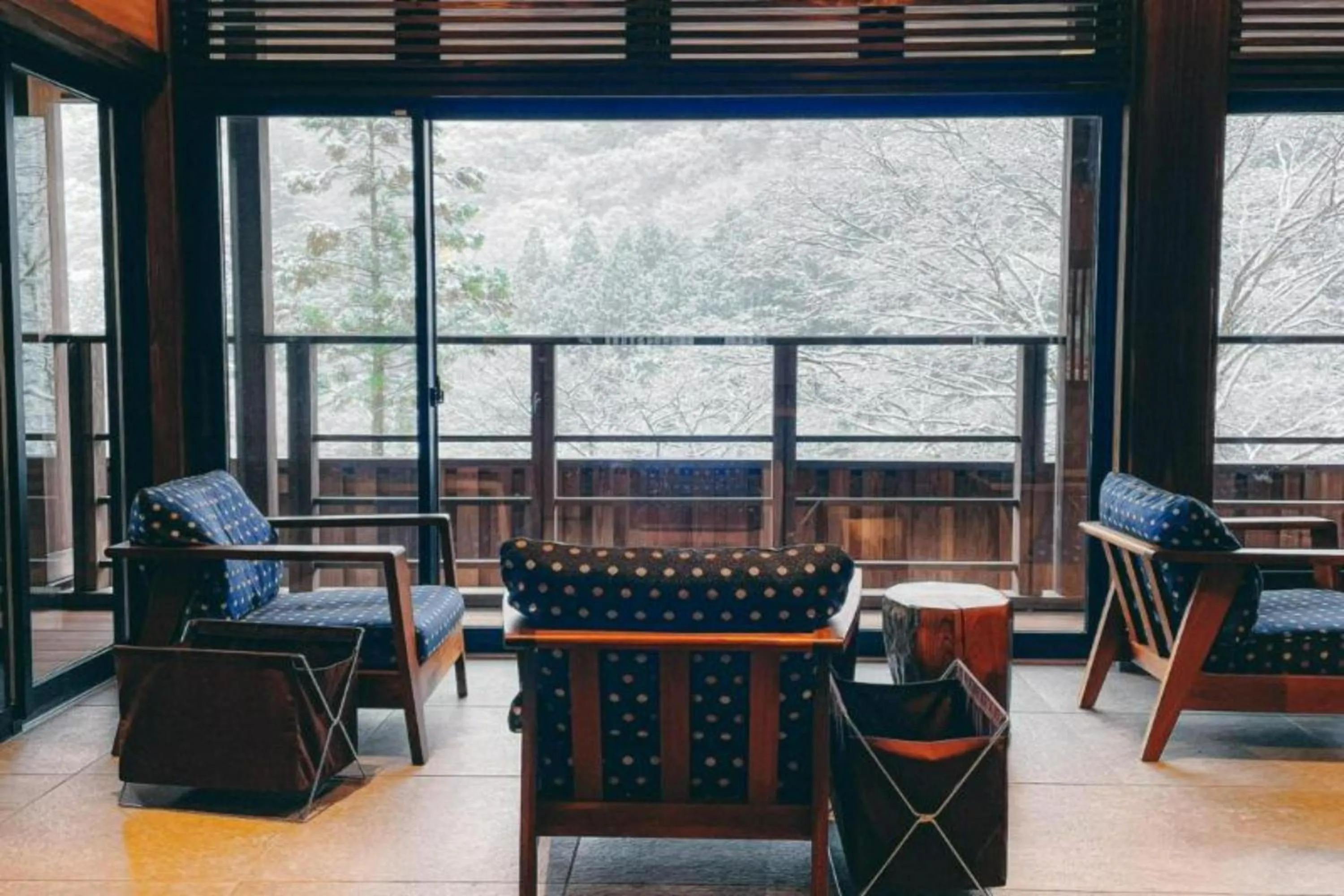 Seating area in Shionoyu Onsen Rengetsu