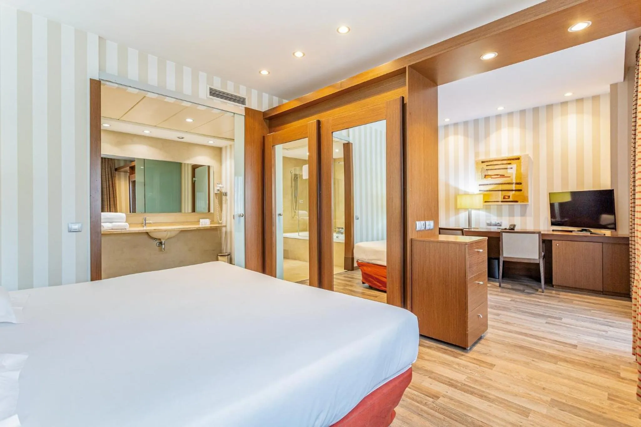 Photo of the whole room, Bed in Sercotel Las Artes Pinto