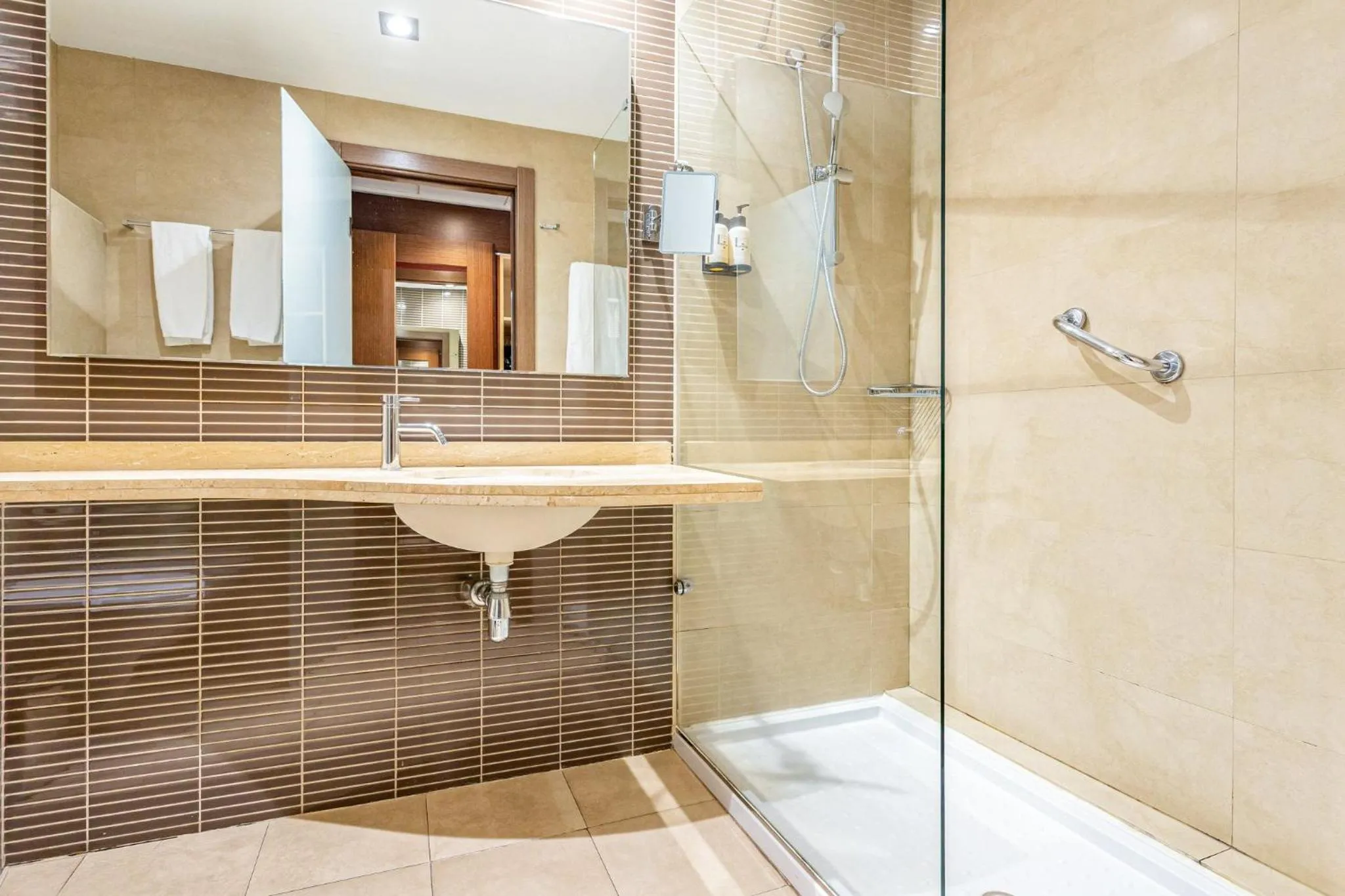 Photo of the whole room in Sercotel Las Artes Pinto