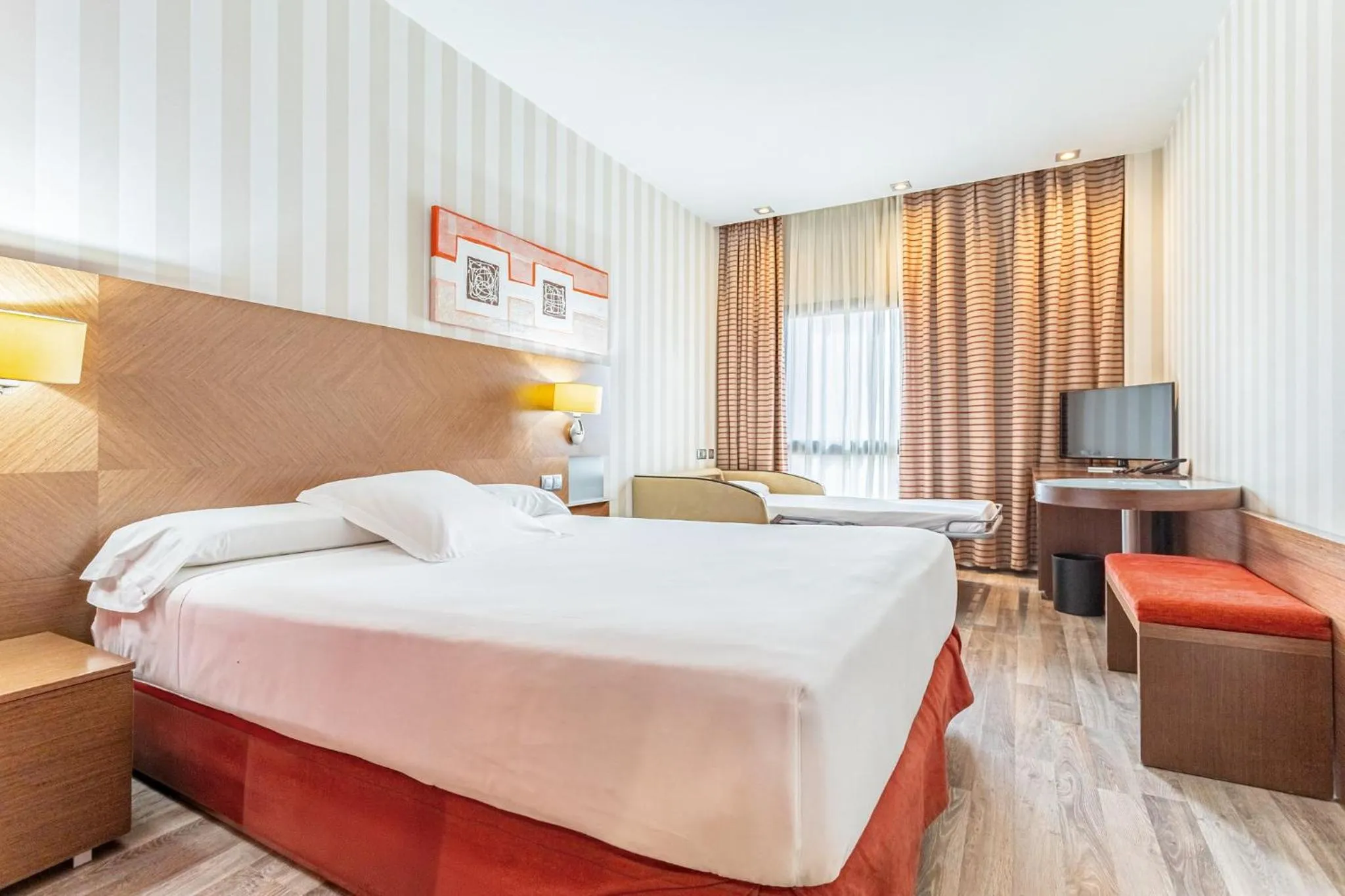 Photo of the whole room, Bed in Sercotel Las Artes Pinto