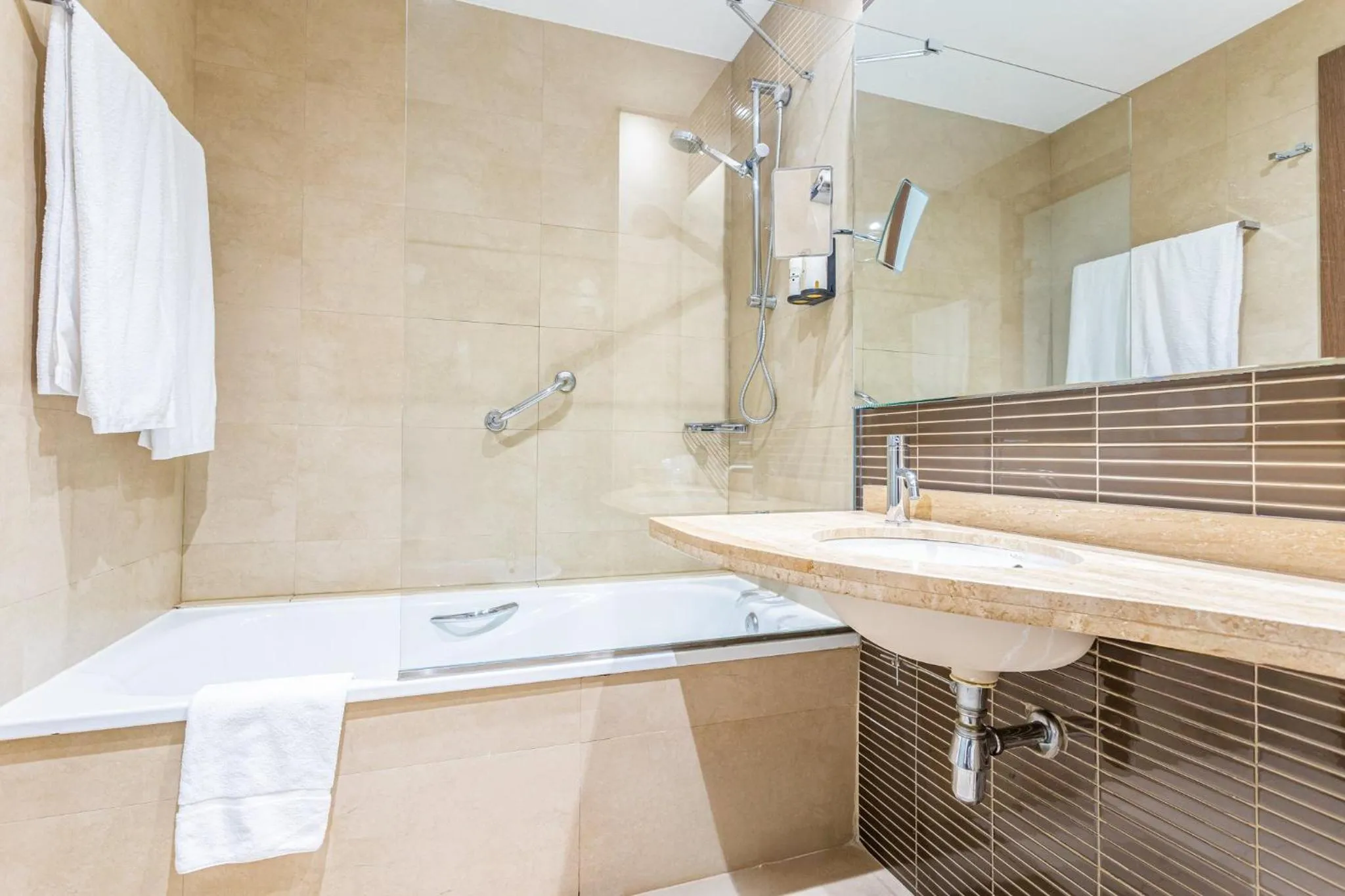 Photo of the whole room in Sercotel Las Artes Pinto