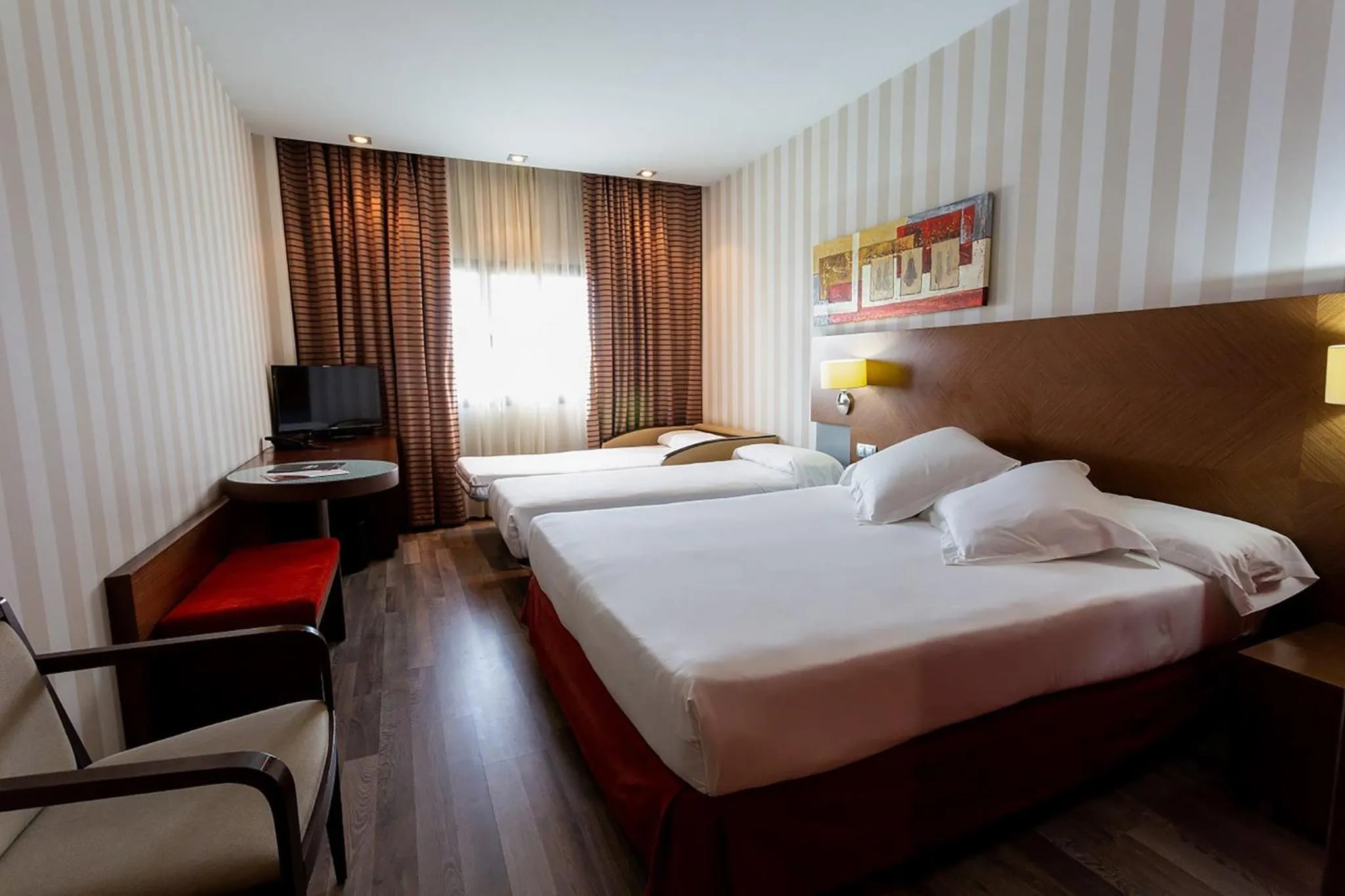 Photo of the whole room, Bed in Sercotel Las Artes Pinto