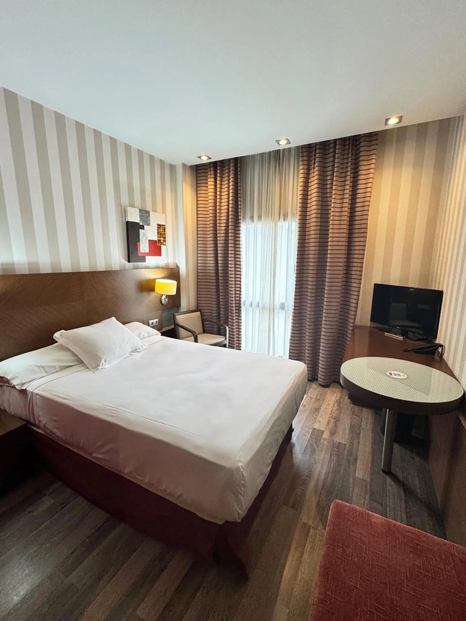 Photo of the whole room, Bed in Sercotel Las Artes Pinto