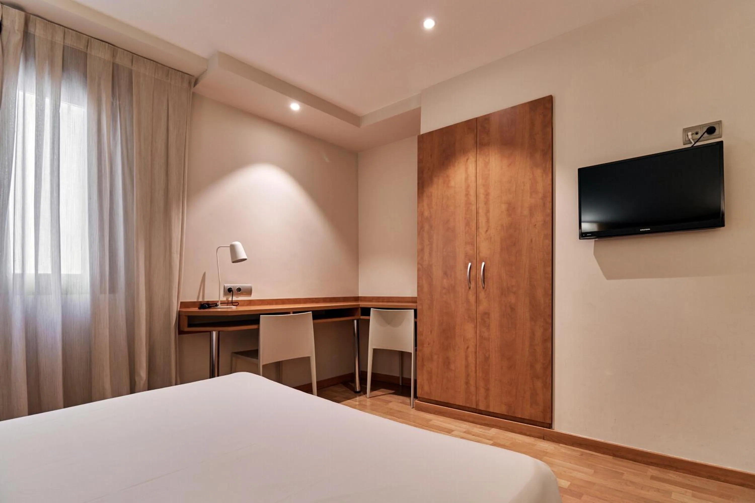 Seating area, Bed in Hotel Avenida