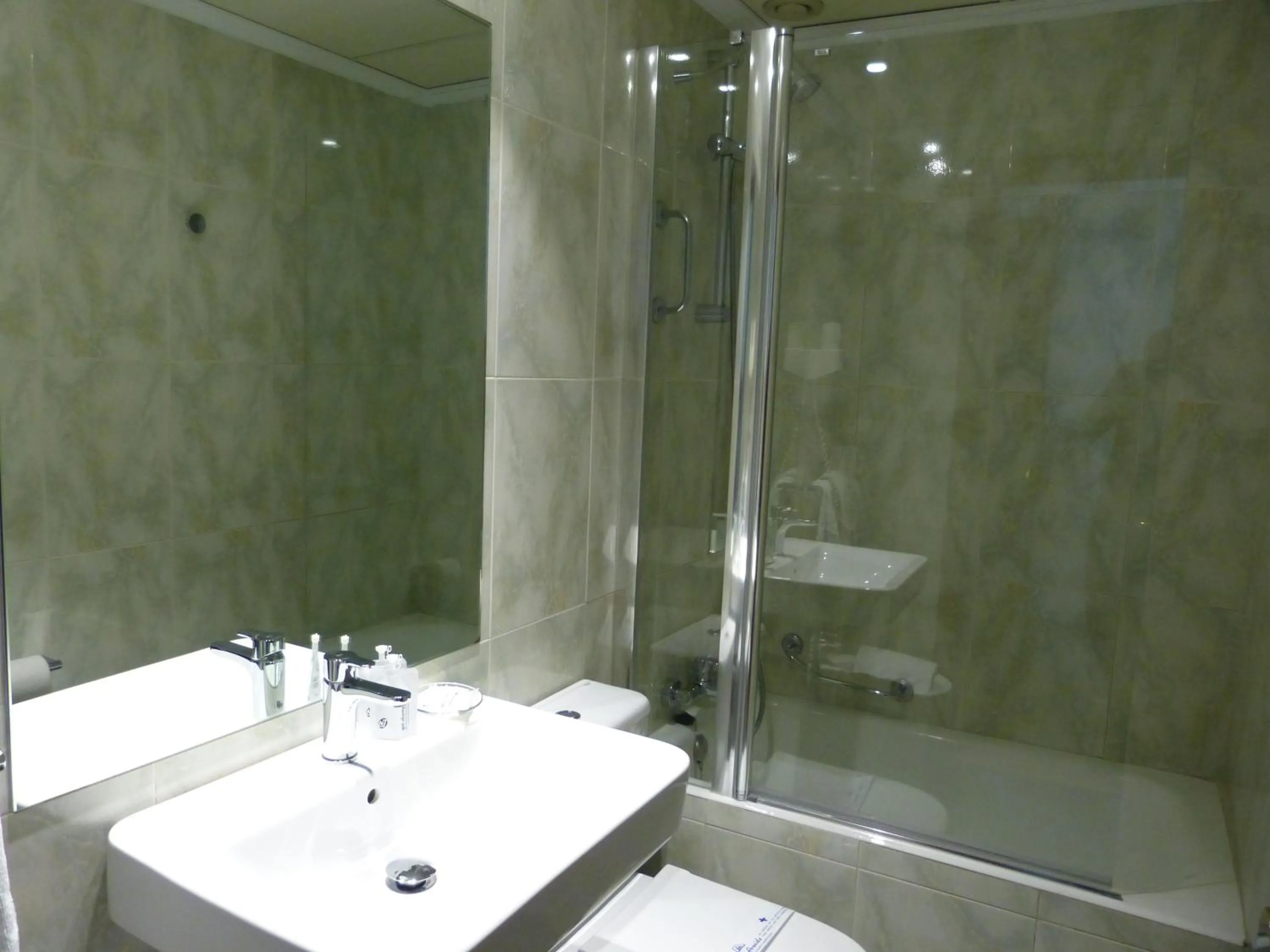 Bathroom in Hotel Avenida